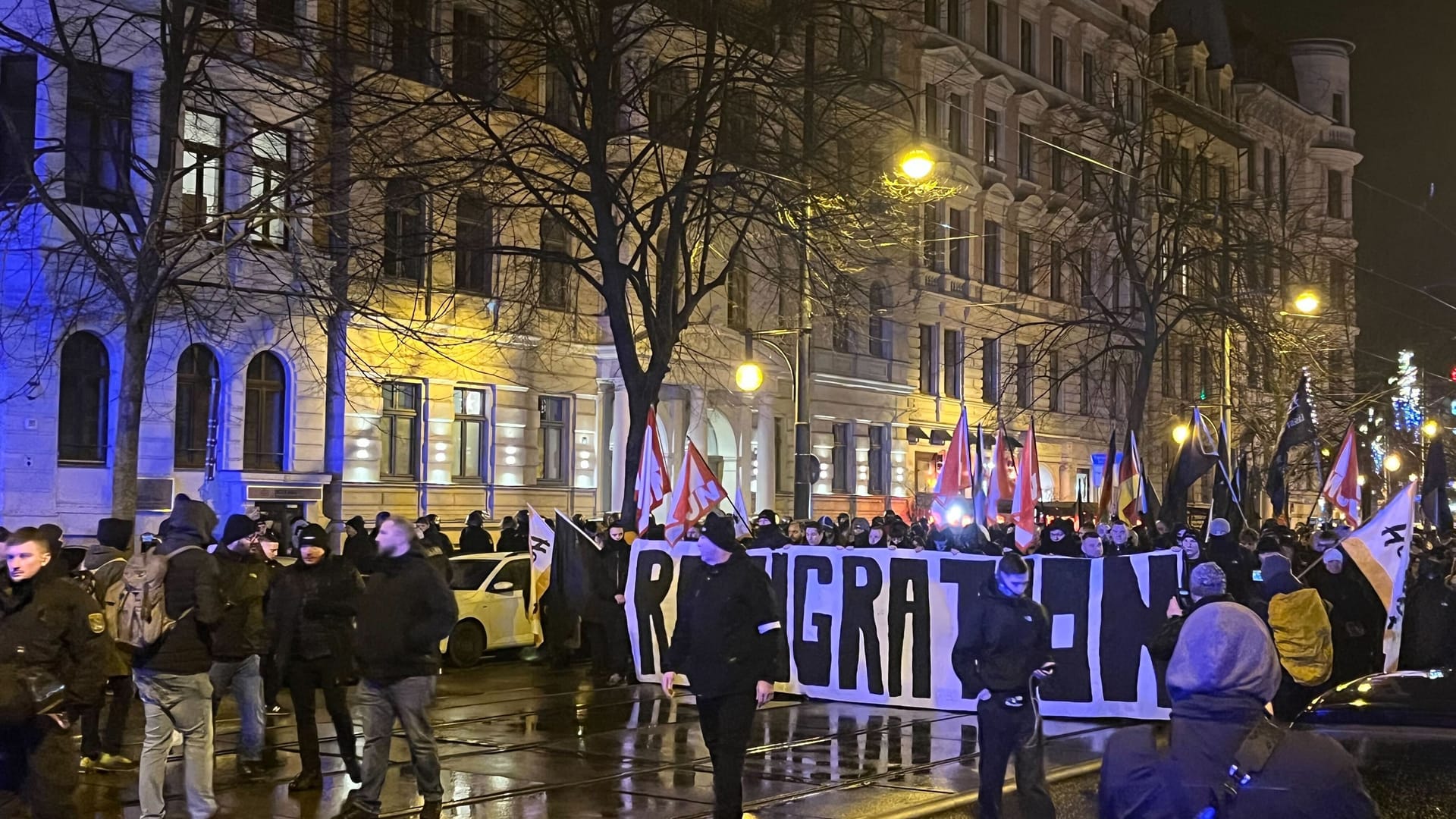 Mehr als 500 Neonazis demonstrieren in Magdeburg.