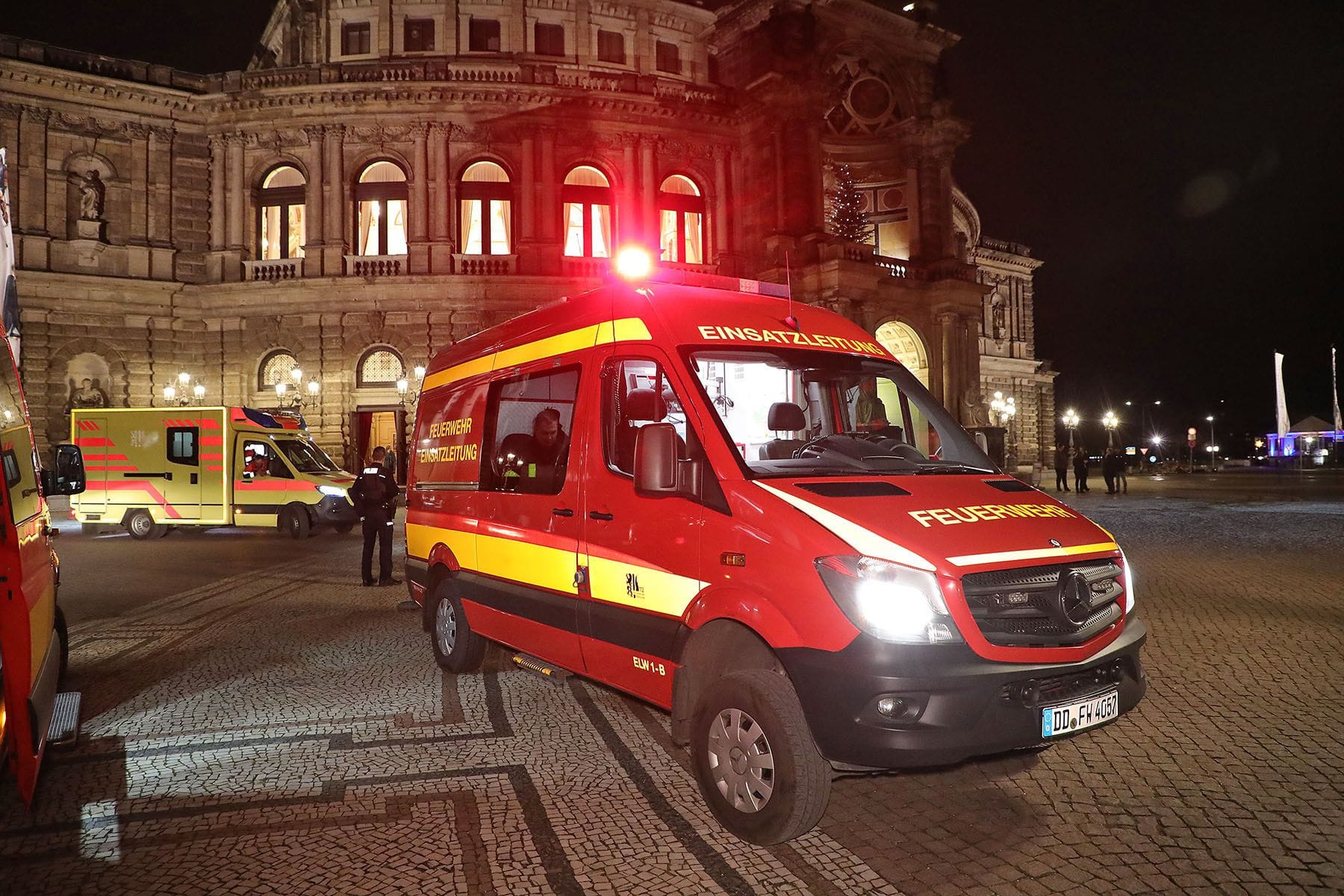 Feuerwehr- und Rettungsdiensteinsatz an der Semperoper - 7 Verletzte