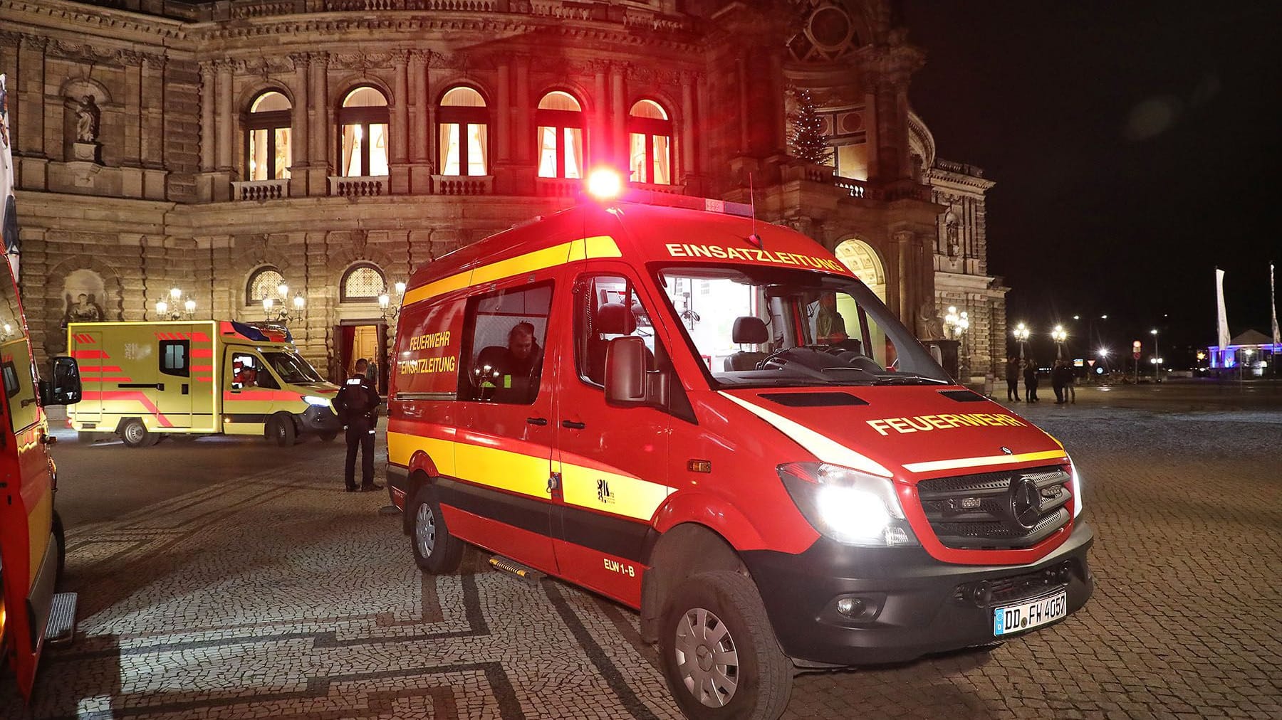 Feuerwehr- und Rettungsdiensteinsatz an der Semperoper - 7 Verletzte