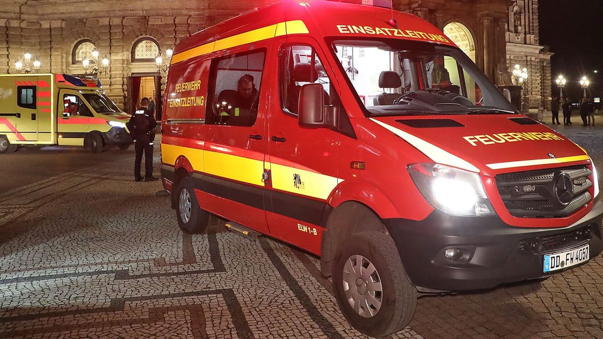 Dresden: Senior bleibt in Zaun stecken – Lebensgefahr