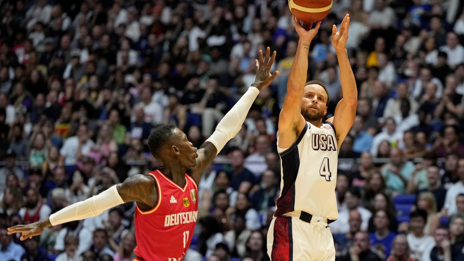 Dennis Schröder und Stephen Curry