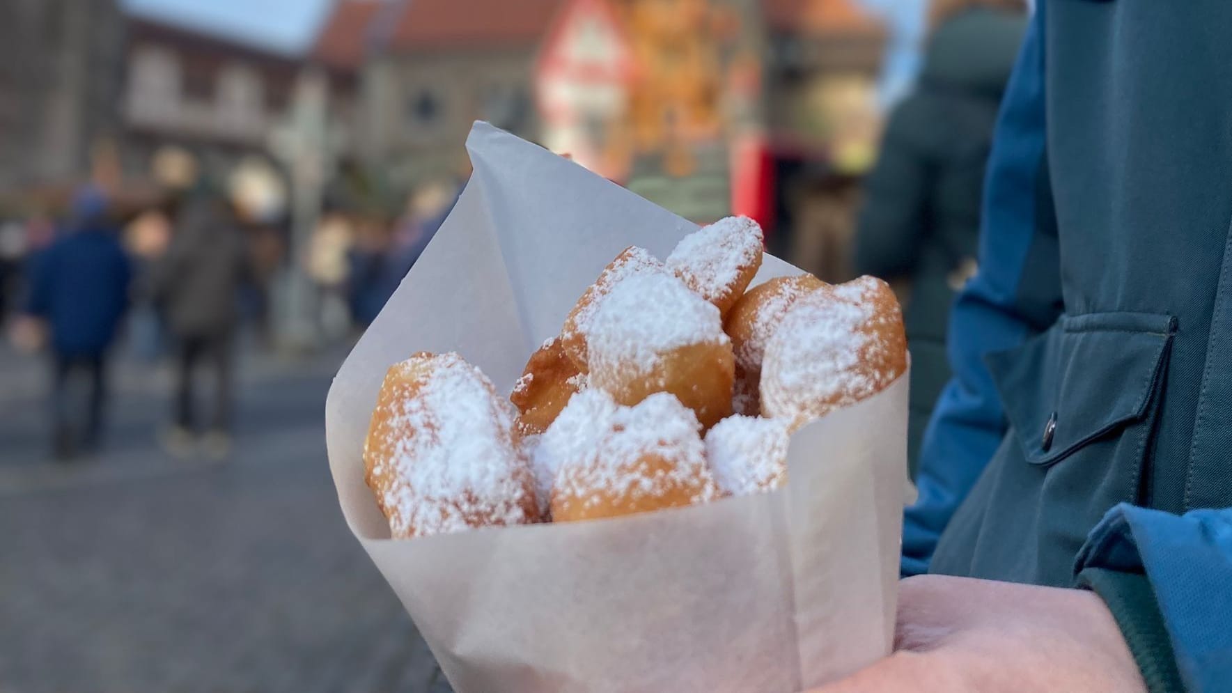 Kostet 4 Euro: Eine kleine Portion Schmalzkuchen.