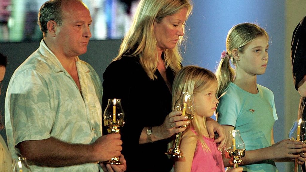 Tilly Smith (ganz rechts) und ihre Familie nehmen ein Jahr nach dem Tsunami an einer Gedenkveranstaltung teil.