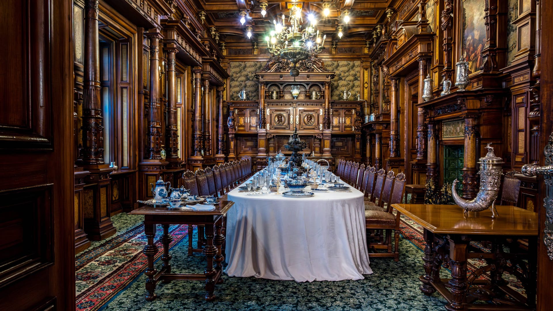 Der reichhaltig verzierte Speisesaal in Schloss Peles. Das Interieur aus aller Herren Ländern wird von vielen Besuchern wie eine Weltreise empfunden.