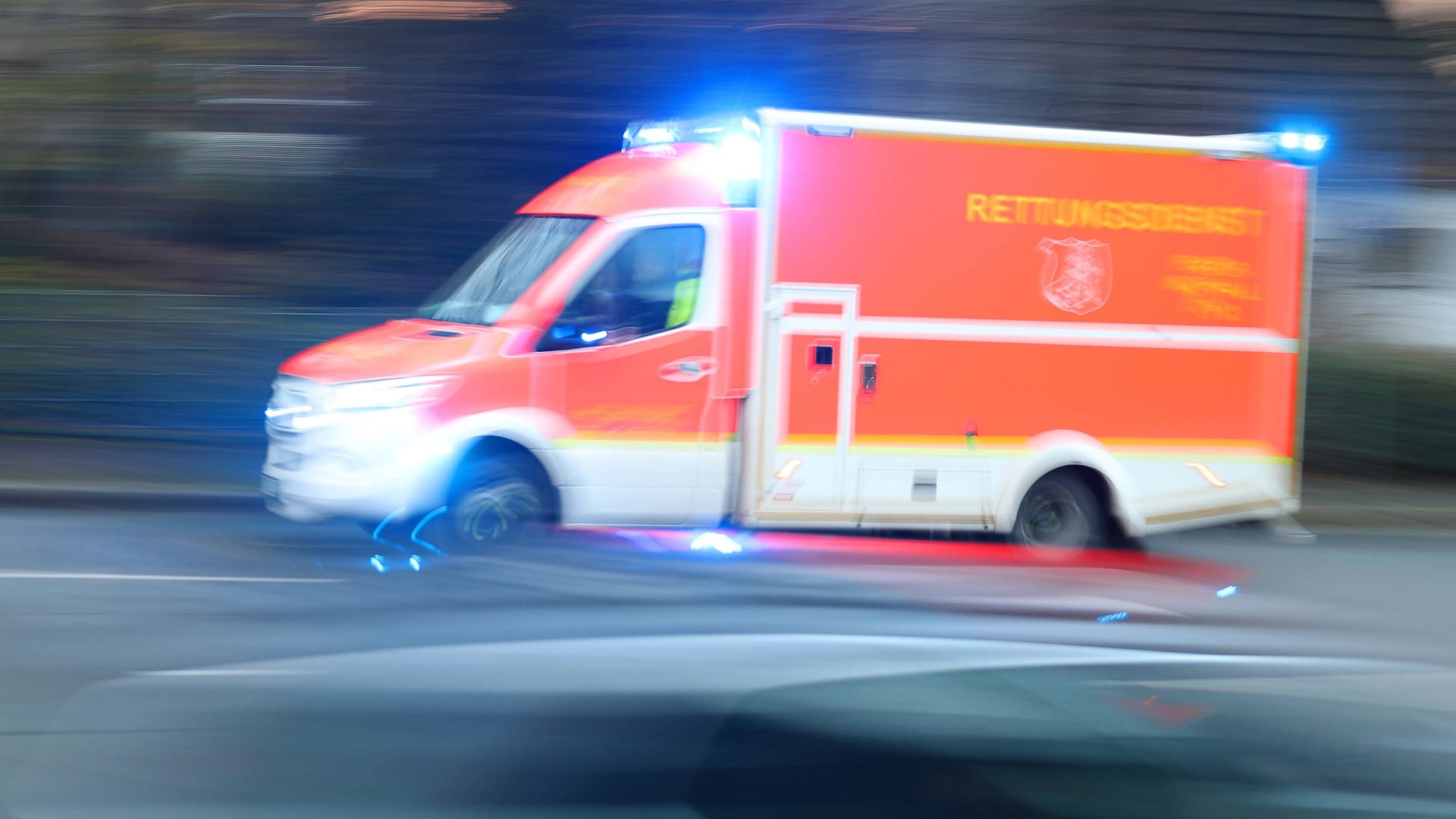 Rettungswagen auf dem Weg zu einem Einsatzort. (Symbolfoto)