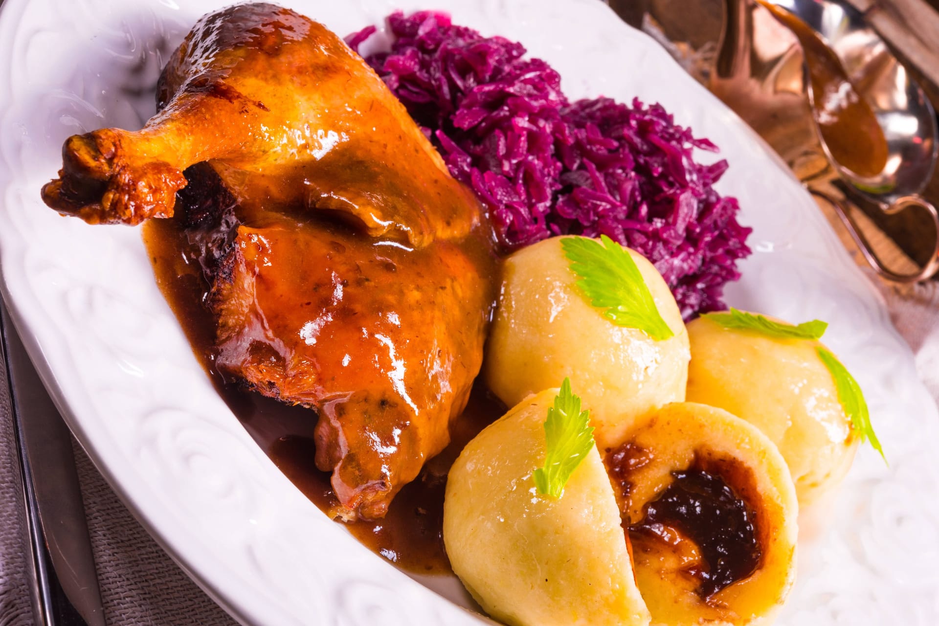 Ente mit Klößen und Rotkohl (Symbolbild): Der weihnachtliche Festschmaus steht am 5. Dezember in Hamburgs Mensen auf der Karte.