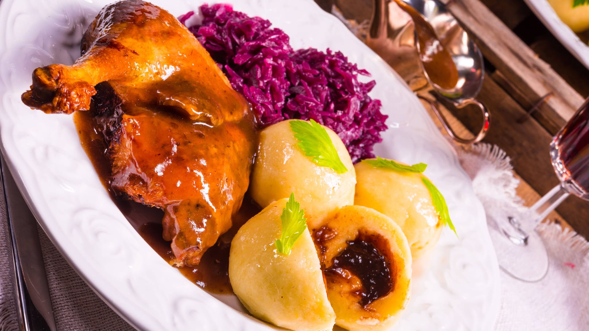 Ente mit Klößen und Rotkohl (Symbolbild): Der weihnachtliche Festschmaus steht am 5. Dezember in Hamburgs Mensen auf der Karte.