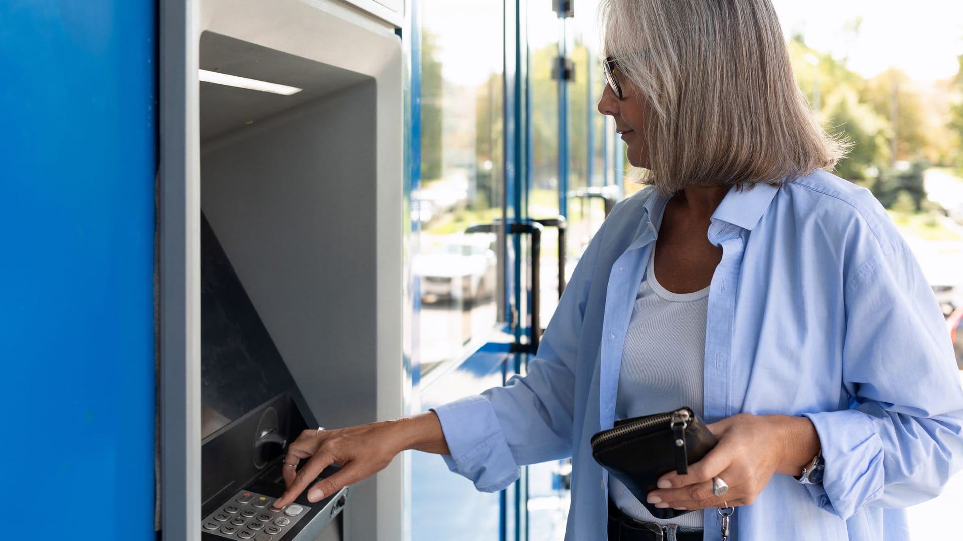 Rentnerin hebt Bargeld ab: Die Rente wird zu genau festgelegten Terminen überwiesen.