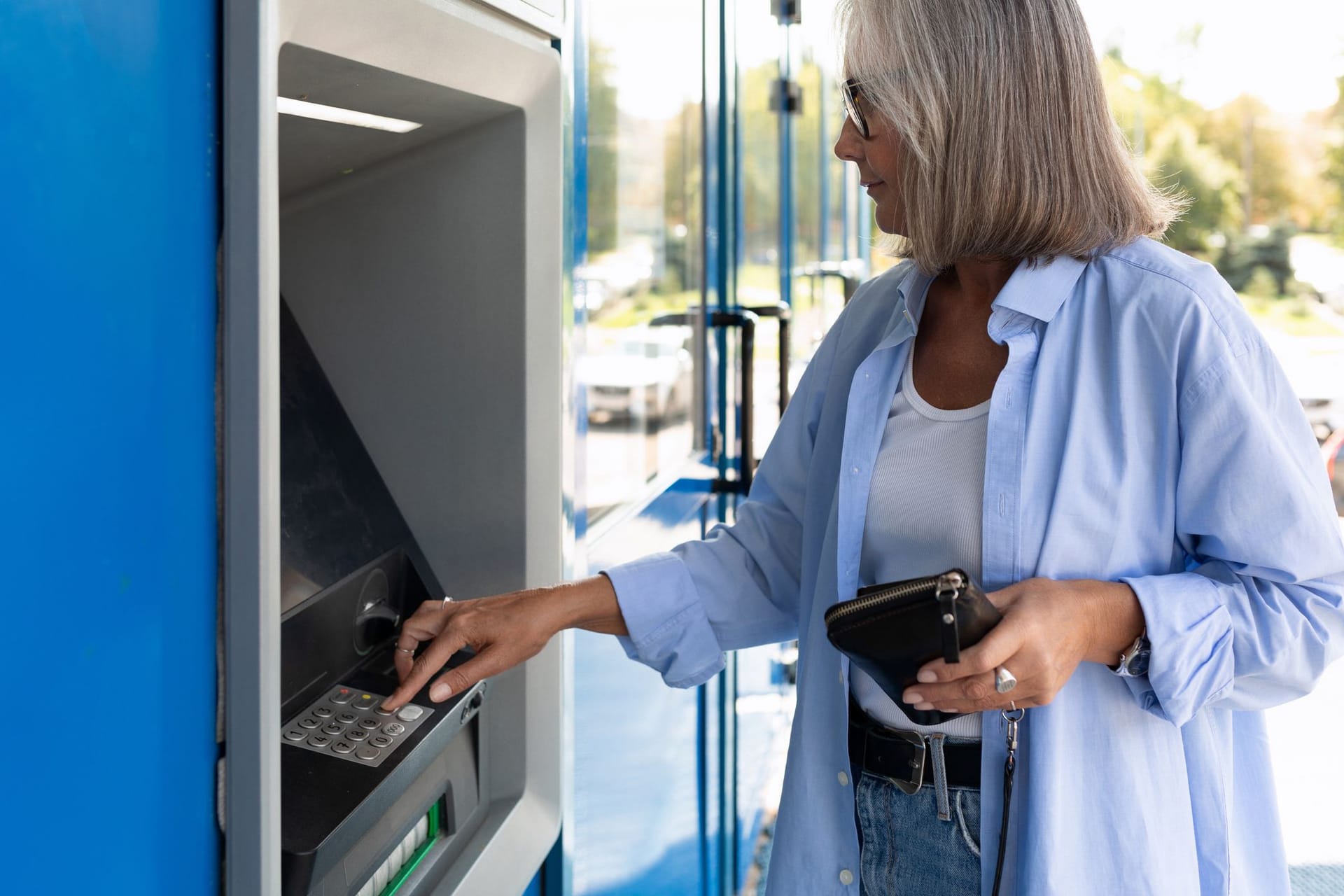 Rentnerin hebt Bargeld ab: Die Rente wird zu genau festgelegten Terminen überwiesen.