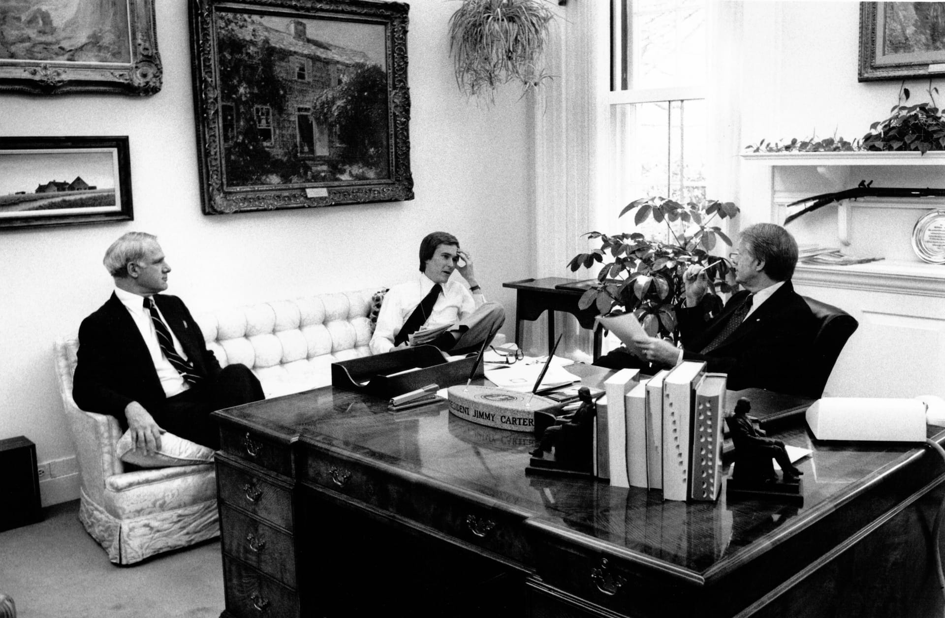 April 1977: Carter (r.) mit seinem Redenschreiber Jim Fallows und dem damaligen Energieminister James R. Schlesinger sprechen über Maßnahmen gegen die Ölkrise.