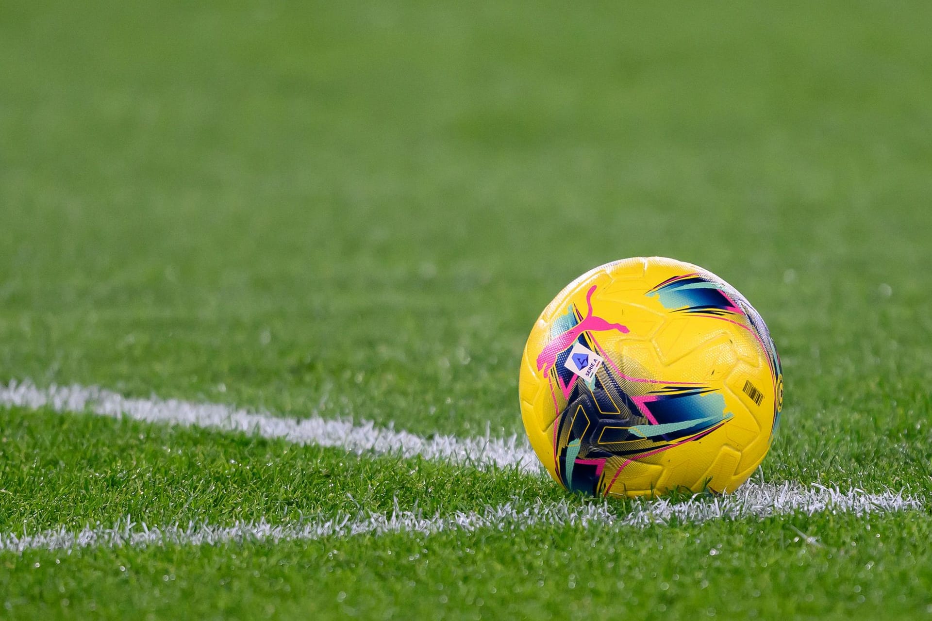 Ein Fußball liegt auf dem Rasen (Symbolbild): In Guinea endete ein Fußballspiel tödlich.