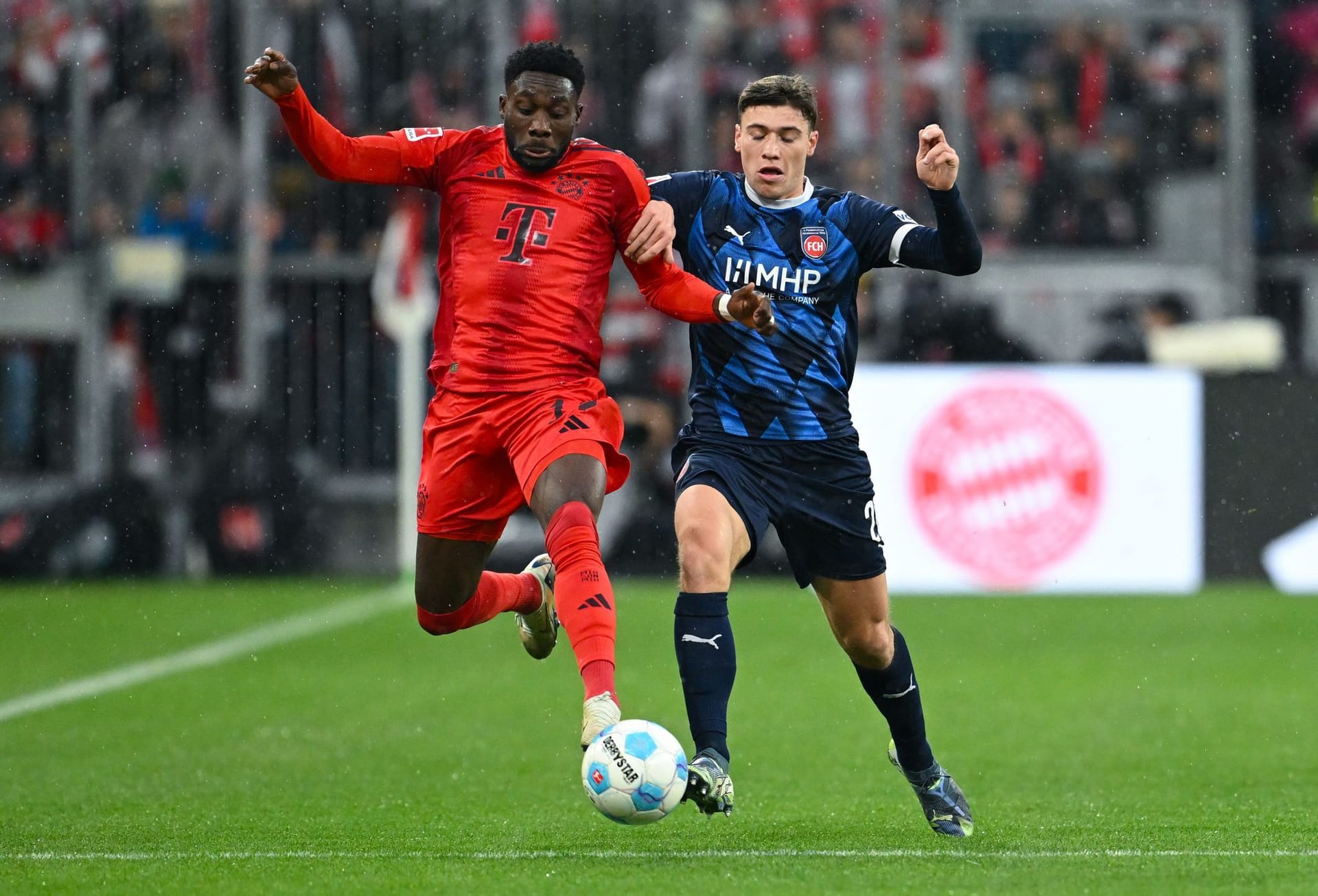 Alphonso Davies: Heidenheim-Torwart Müller lenkte seinen Schuss aus spitzem Winkel und kurzer Distanz gerade noch an den linken Pfosten (39.). Brachte Upamecano mit seinem unkontrollierten Oberschenkelpass in Bedrängnis und hatte so eine Mitschuld am 1:1. Vorm 3:2 wurde er getunnelt. Note 4