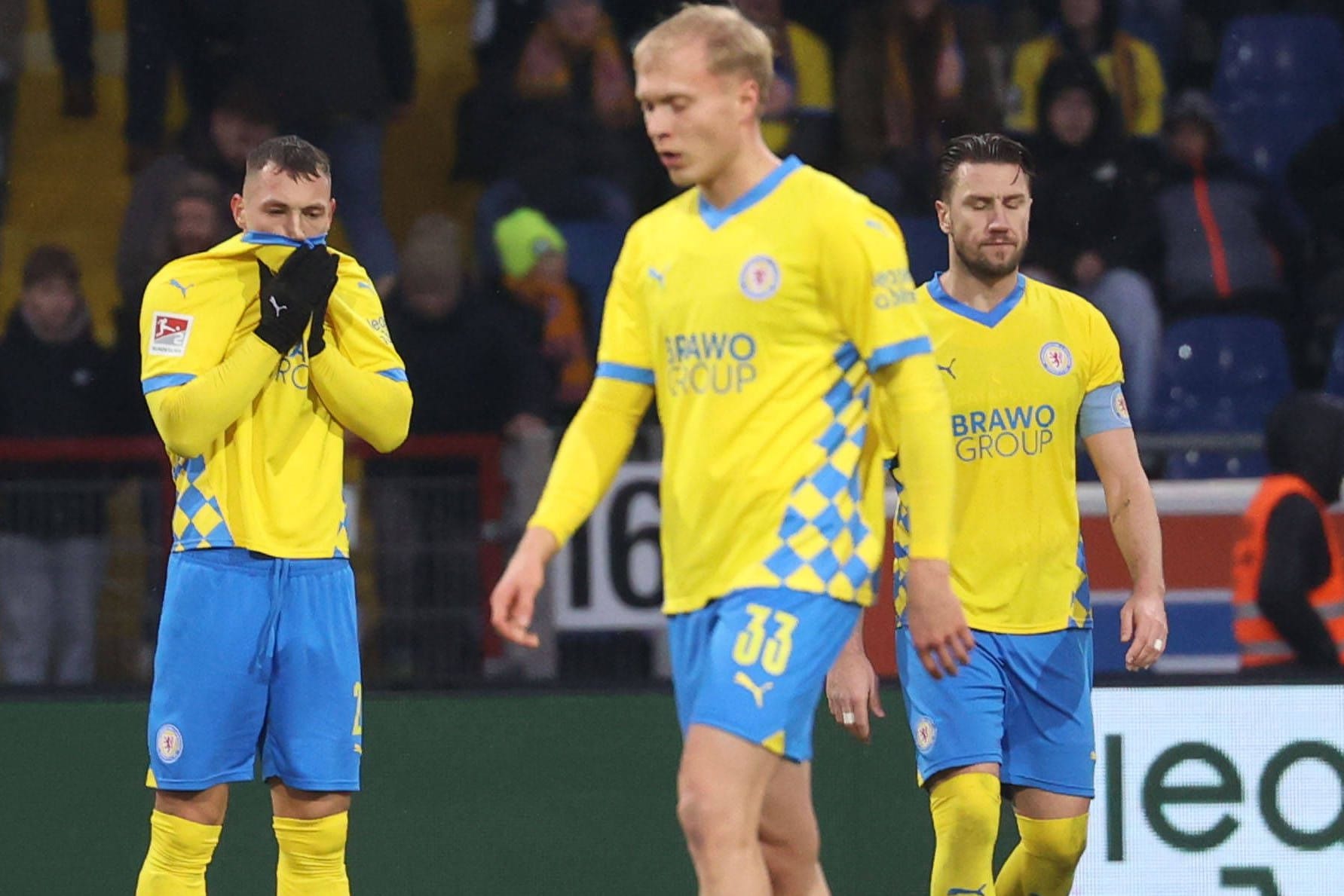 Hängende Köpfe in Braunschweig: Die Enttäuschung über das 0:3 gegen Elversberg war bei den Fans besonders groß.