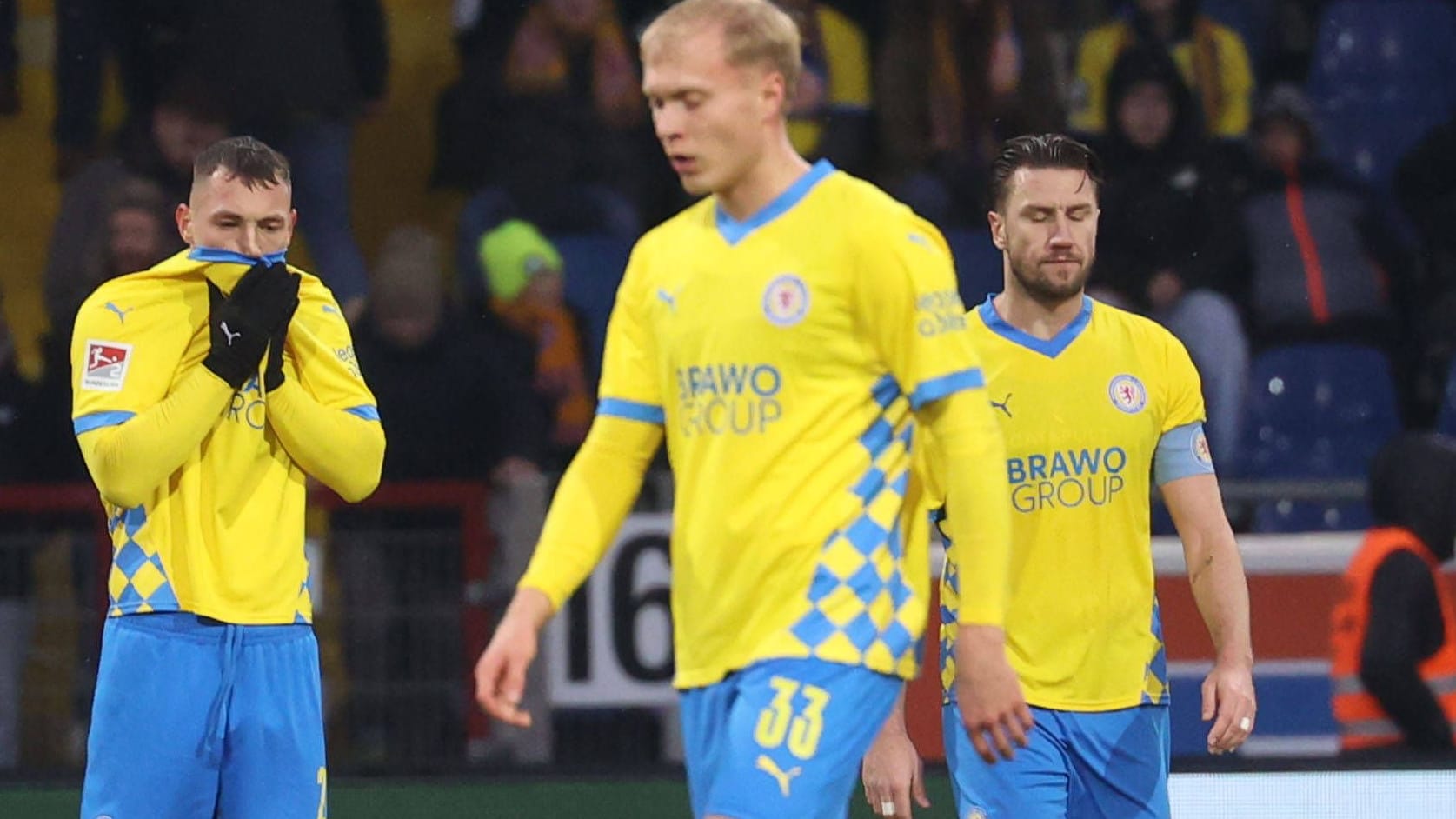 Hängende Köpfe in Braunschweig: Die Enttäuschung über das 0:3 gegen Elversberg war bei den Fans besonders groß.