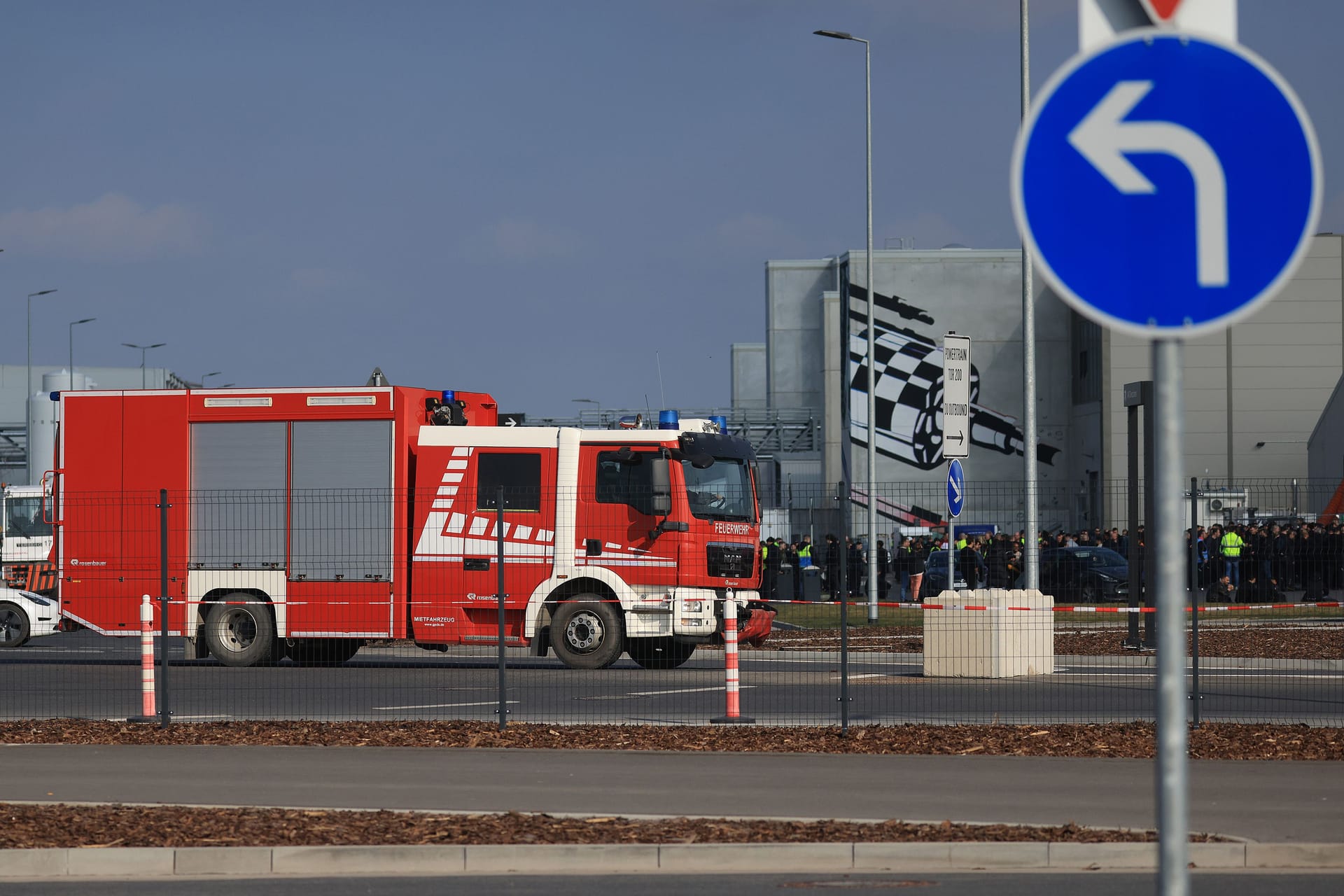 Ein Feuerwehrauto auf dem Werksgelände in Grünheide (Symbolbild): Die Werkfeuerwehr von Tesla durfte vergangene Woche nicht bei einem Unfall auf der A10 eingreifen. Das wirft nun Fragen auf.