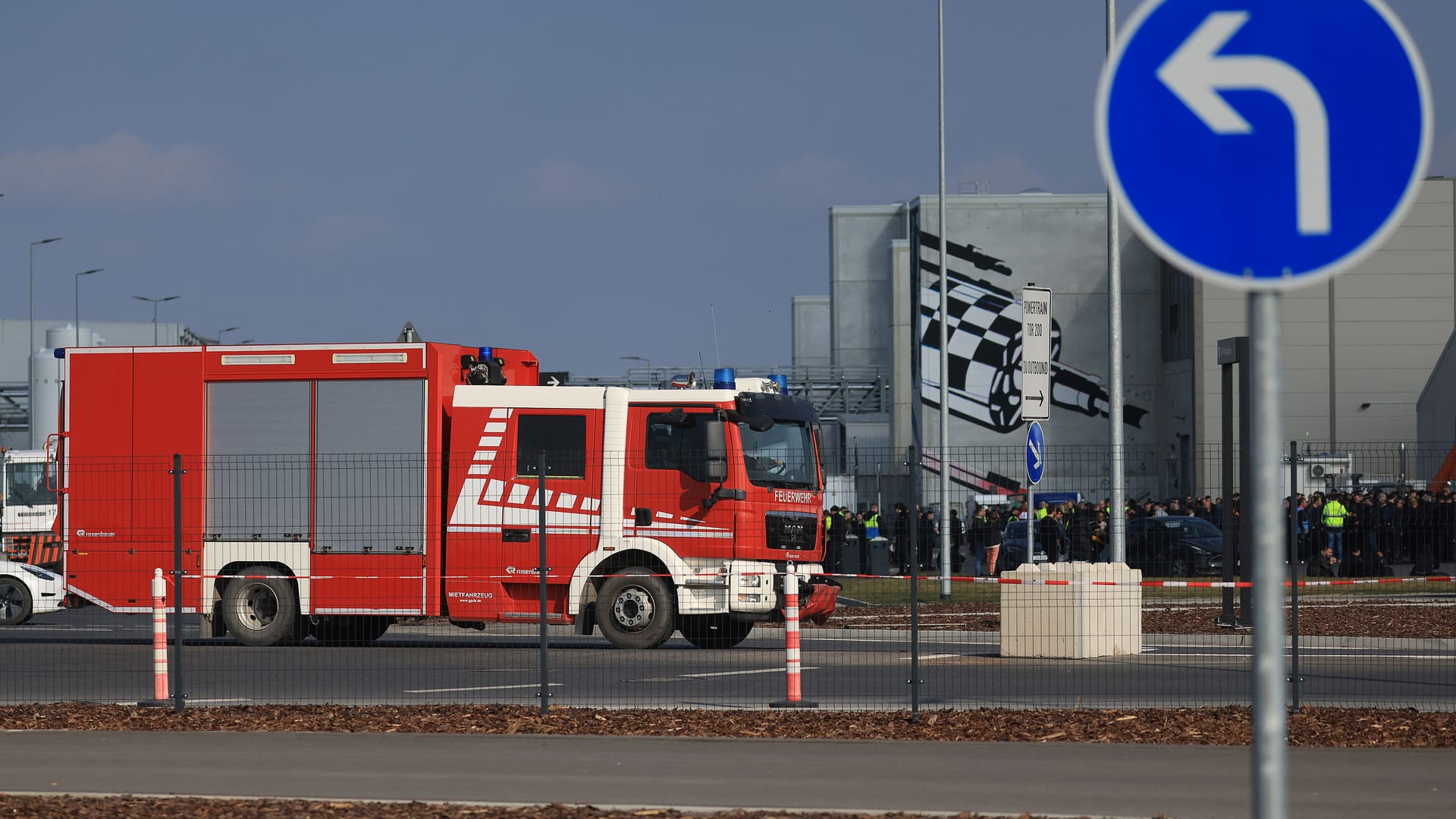 Ein Feuerwehrauto auf dem Werksgelände in Grünheide (Symbolbild): Die Werkfeuerwehr von Tesla durfte vergangene Woche nicht bei einem Unfall auf der A10 eingreifen. Das wirft nun Fragen auf.