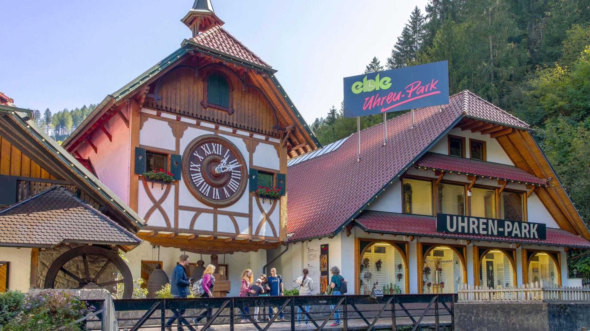 Triberg, Schwarzwald: Die weltgrößte Kuckucksuhr wurde dem Original-Uhrwerk einer Kuckucksuhr nachgebaut.