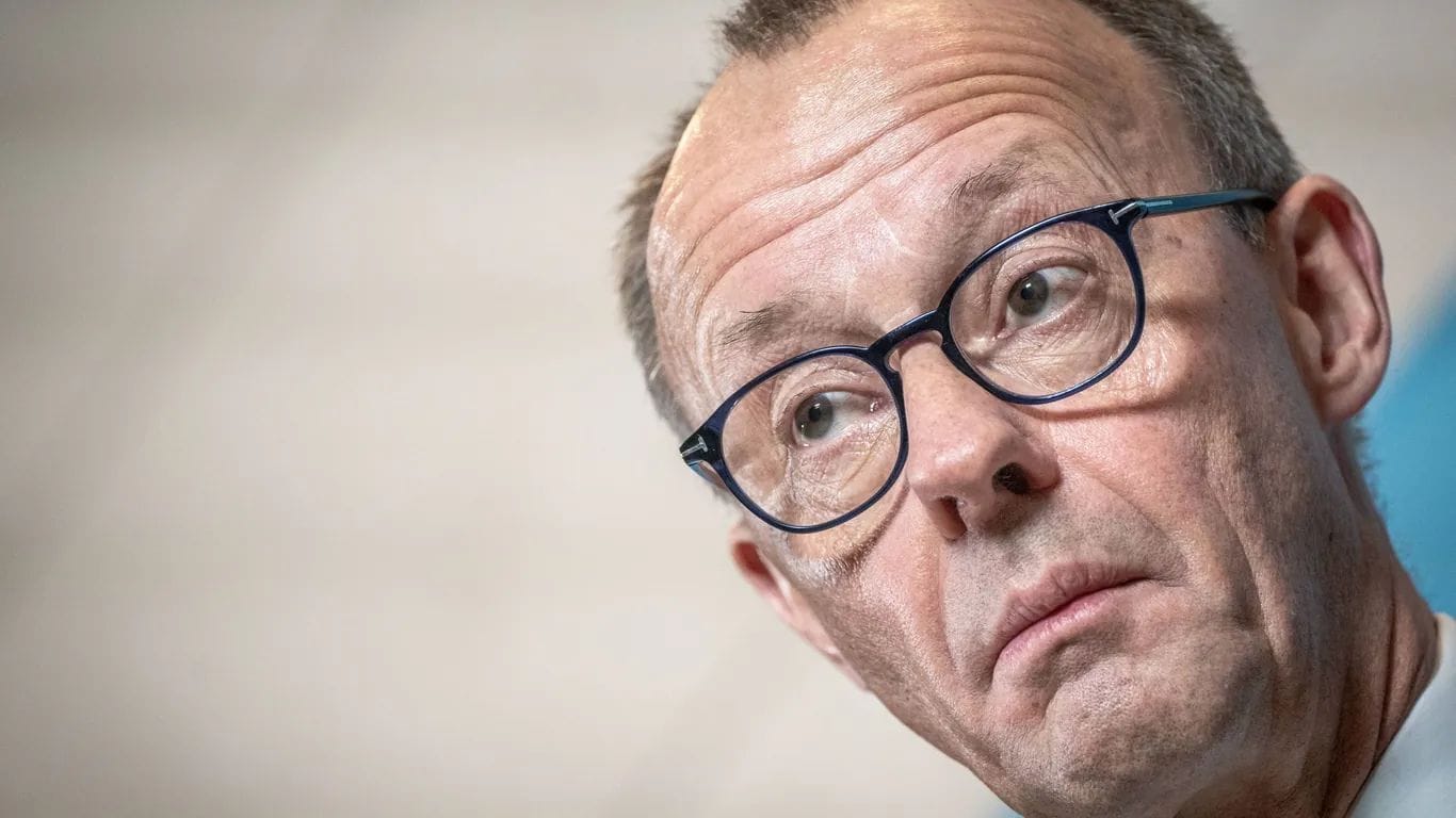 Kanzlerkandidat Merz stolpert durch den beginnenden Bundestagswahlkampf.