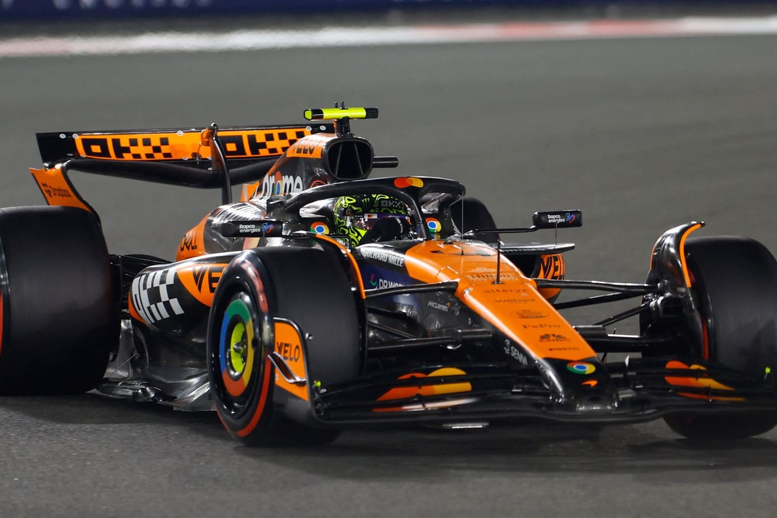 Lando Norris auf der Strecke in Abu Dhabi: Der McLaren-Pilot fuhr die schnellste Quali-Zeit.