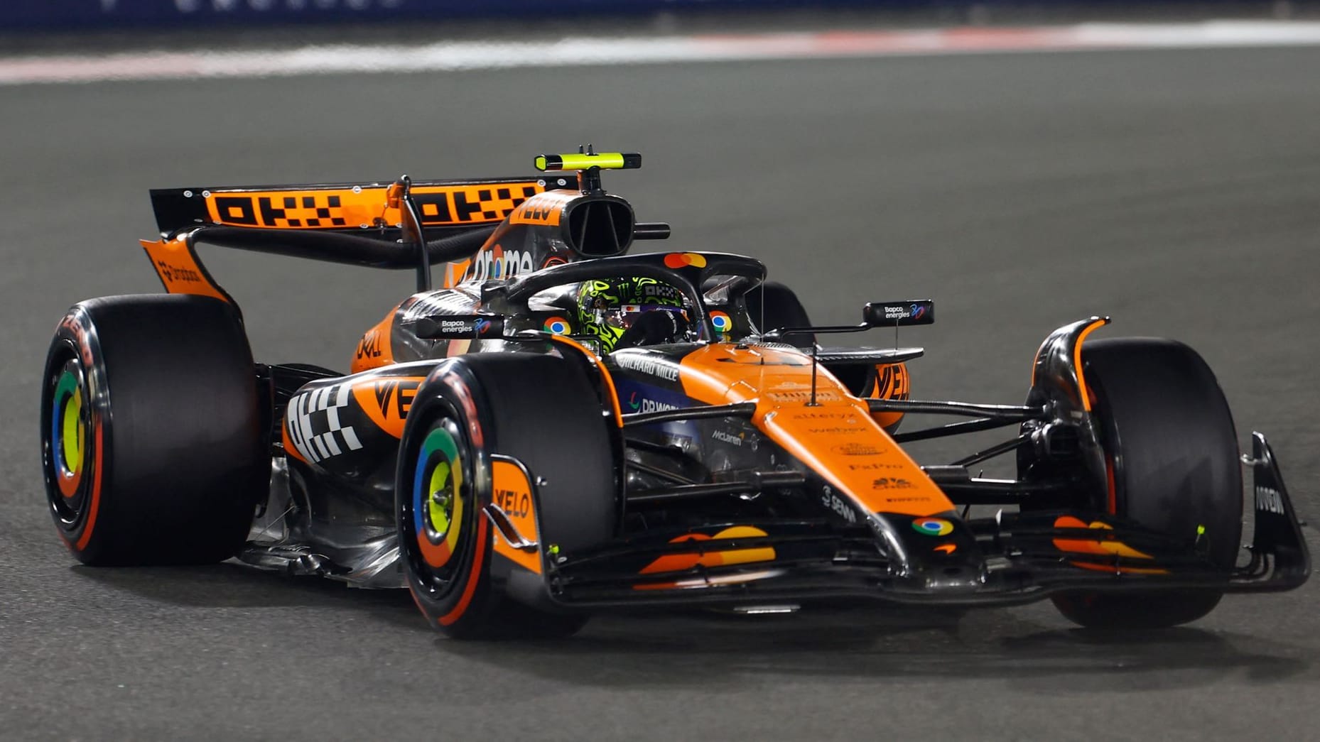 Lando Norris auf der Strecke in Abu Dhabi: Der McLaren-Pilot fuhr die schnellste Quali-Zeit.