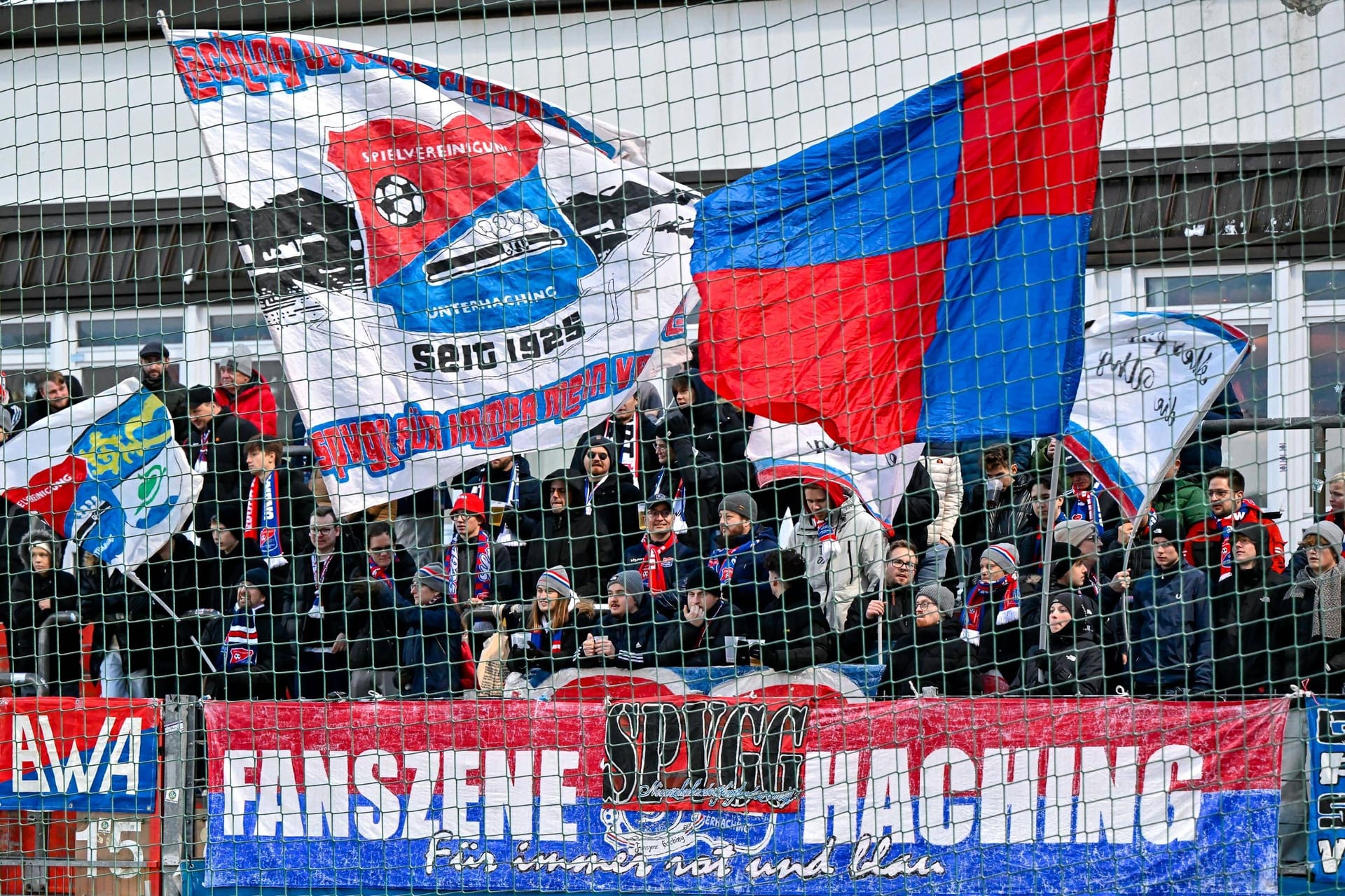 Fans von der SpVgg Unterhaching bei einem Heimspiel: Nik Landgraf war nach Klubangaben bei mehr als 800 Begegnungen seines Herzensvereins dabei.