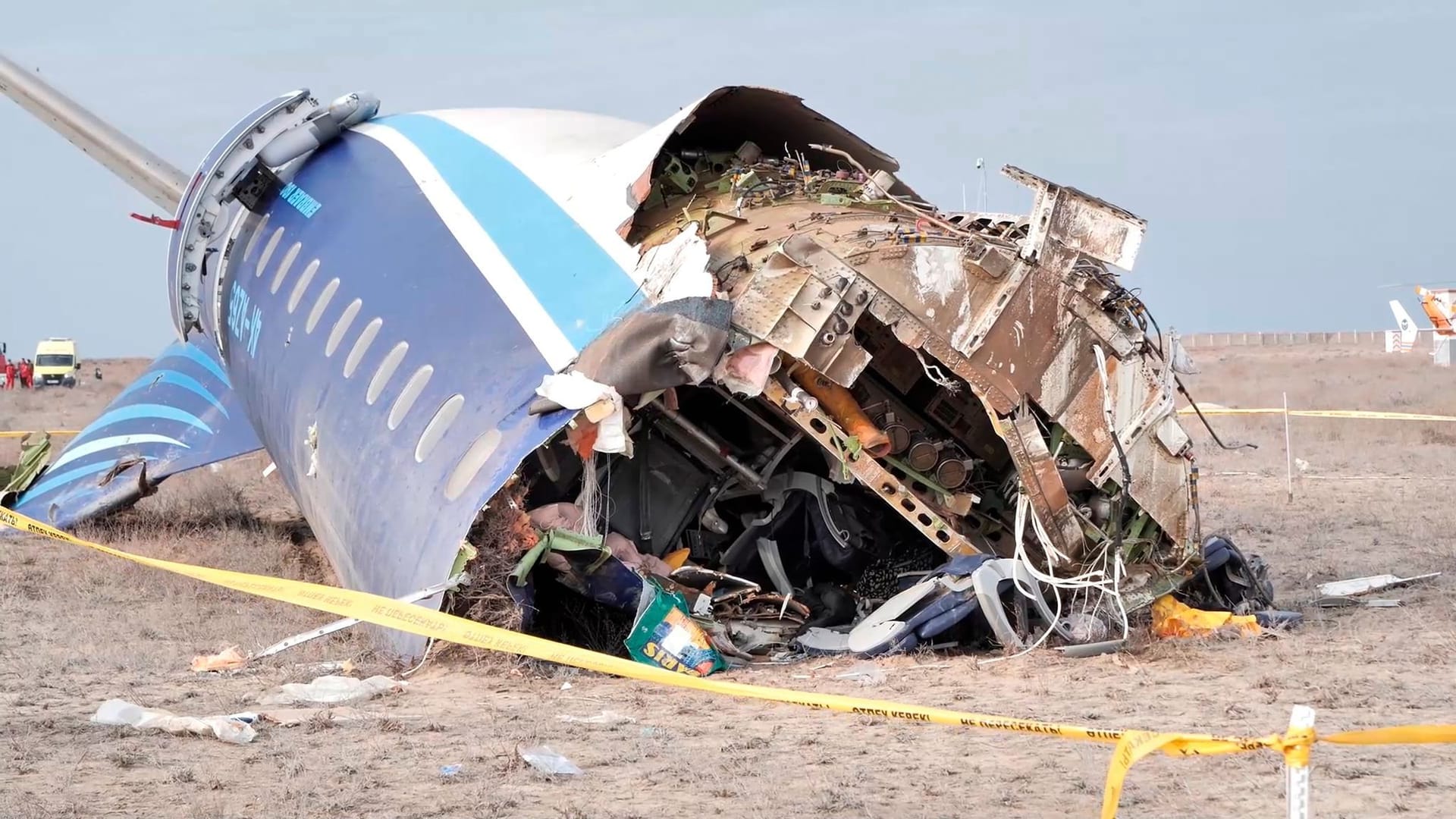 Eine Maschine der Fluggesellschaft Azerbaijan Airlines ist in Kasachstan abgestürzt. Über die Ursachen wird spekuliert.