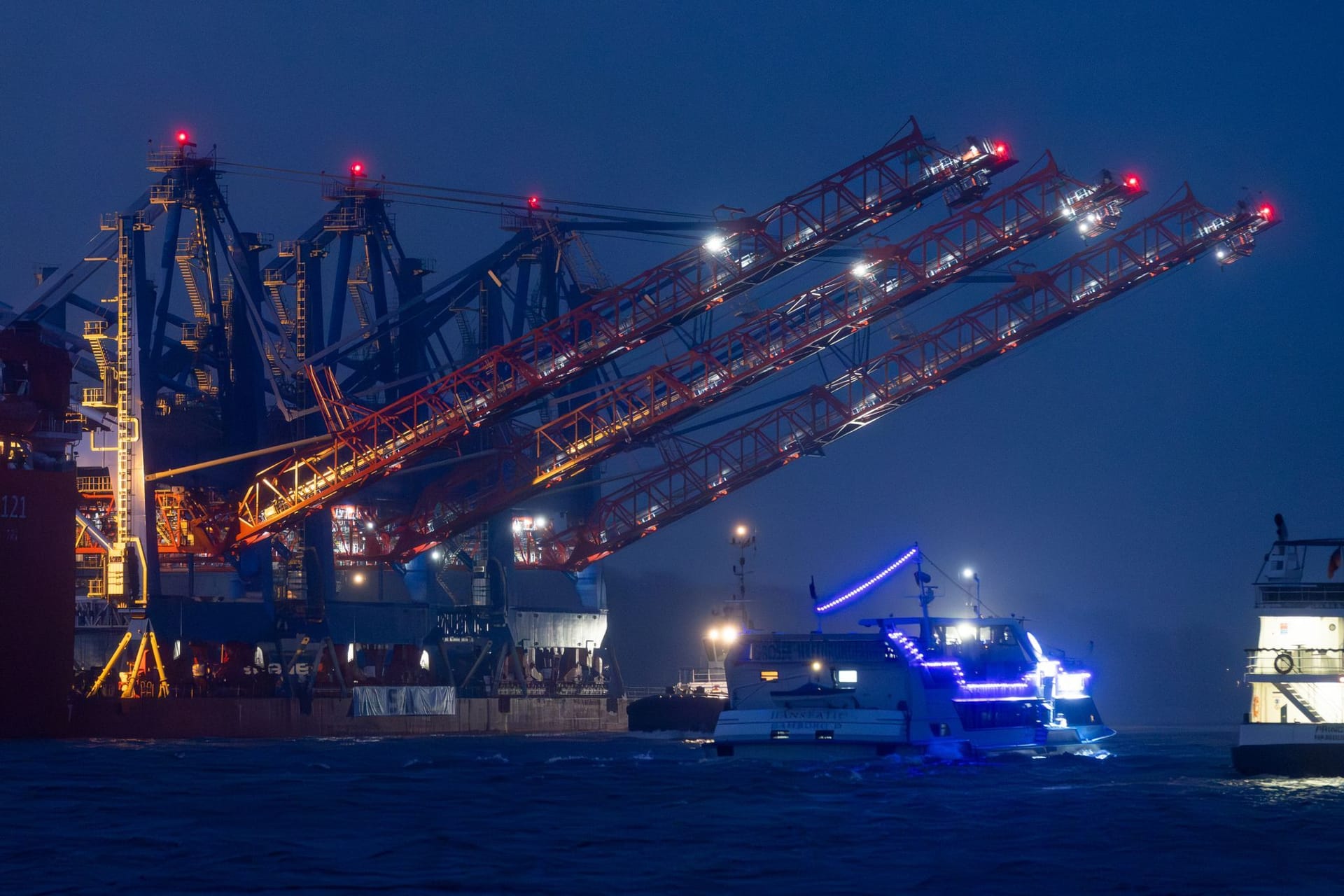 Mit drei Containerbrücken beladen fährt das Transportschiff "Zhong Ren 121" durch den Hamburger Hafen. Die riesigen Containerbrücken sind für das Terminal Altenwerder bestimmt.