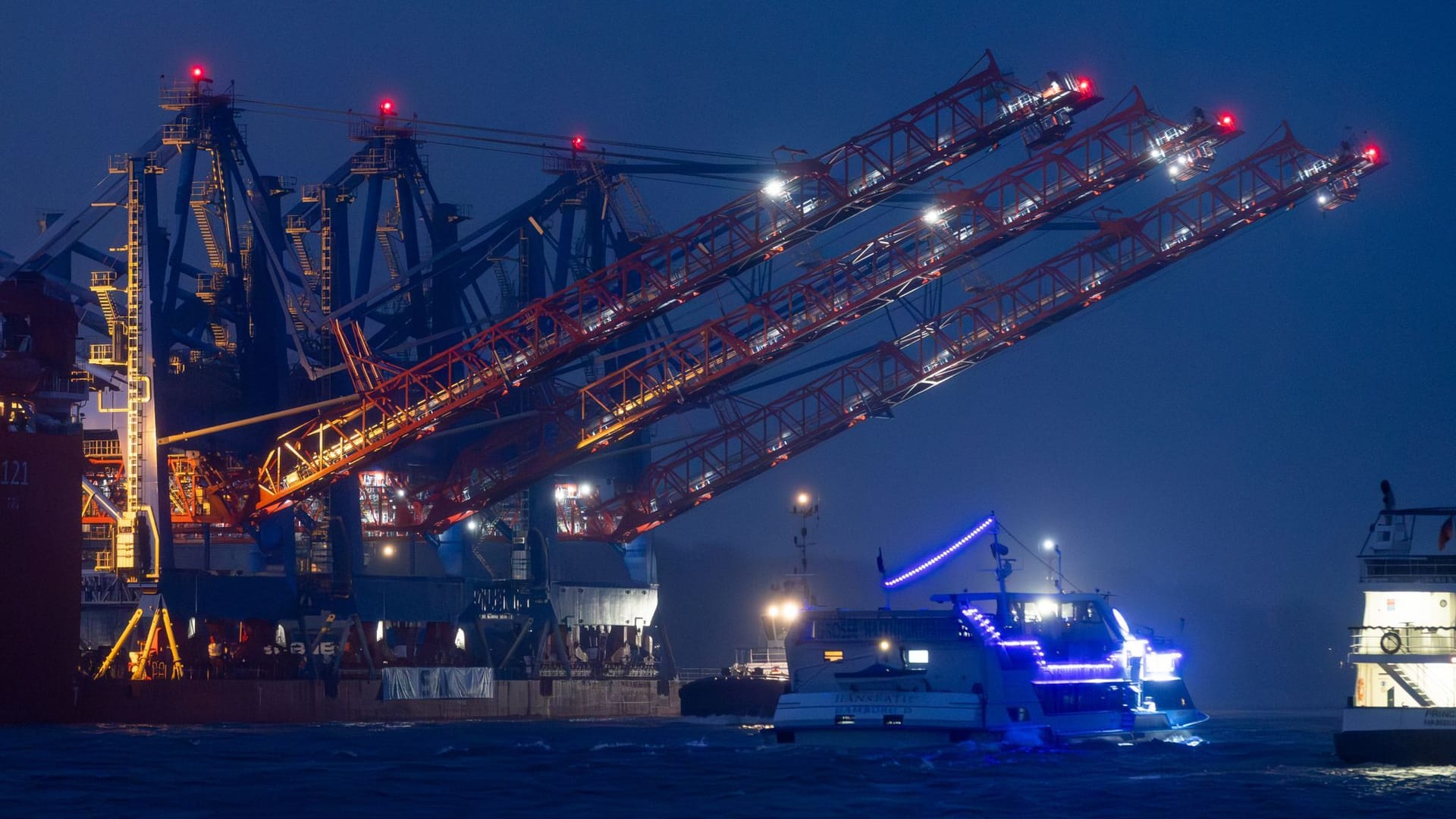 Mit drei Containerbrücken beladen fährt das Transportschiff "Zhong Ren 121" durch den Hamburger Hafen. Die riesigen Containerbrücken sind für das Terminal Altenwerder bestimmt.