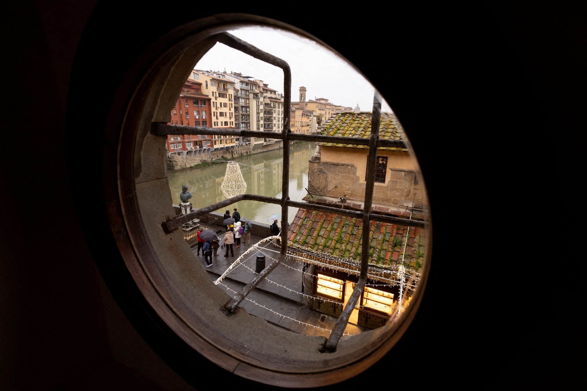 Ein Fenster im Vasarikorridor ermöglicht den Blick auf die Brücke Ponte Vecchio.