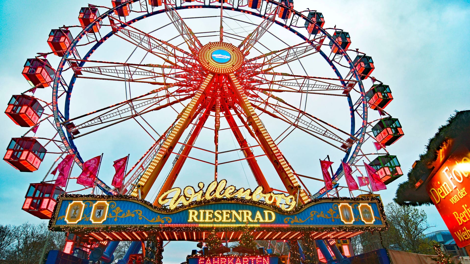 Weihnachtsmarkt am Roten Rathaus: Ein 50 Meter hohes Riesenrad mit beheizten Gondeln ermöglicht einen Panoramablick über die Hauptstadt.