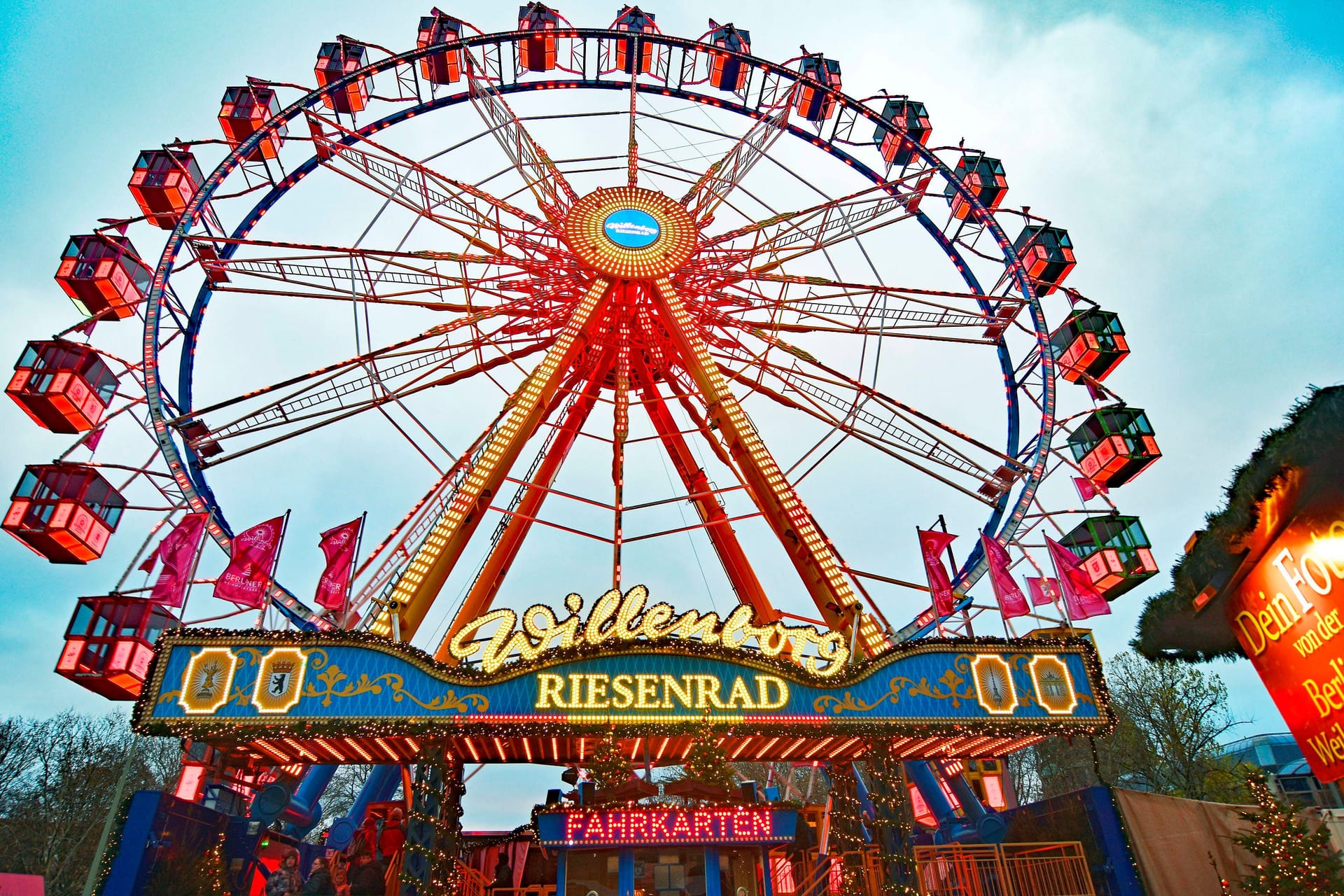 Weihnachtsmarkt am Roten Rathaus: Ein 50 Meter hohes Riesenrad mit beheizten Gondeln ermöglicht einen Panoramablick über die Hauptstadt.