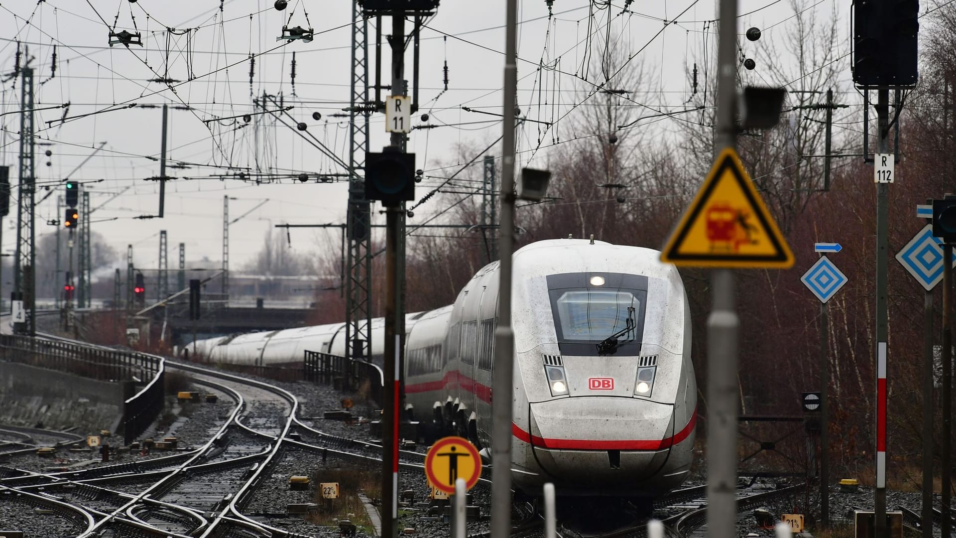 Ein ICE der Deutschen Bahn (Symbolbild): Auf der Strecke zwischen Hannover und Magdeburg kommt es zu Problemen.