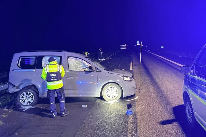 Polizisten an der Unfallstelle: Der Geisterfahrer kam ins Krankenhaus, sein Opfer starb.