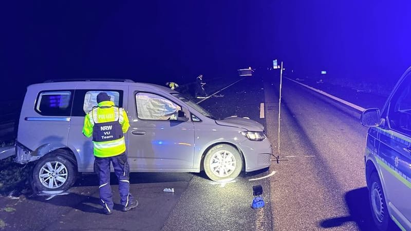 Polizisten an der Unfallstelle: Der Geisterfahrer kam ins Krankenhaus, sein Opfer starb.