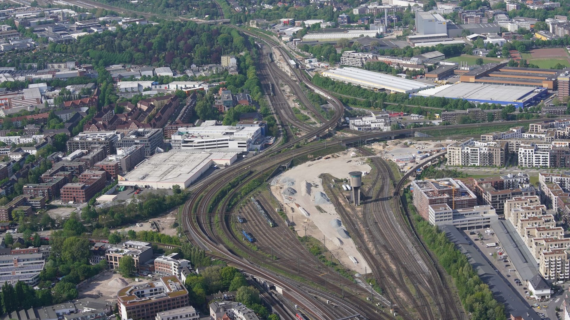 Blick auf den Diebsteich (oben) und die neue Mitte Altona (Archivfoto).