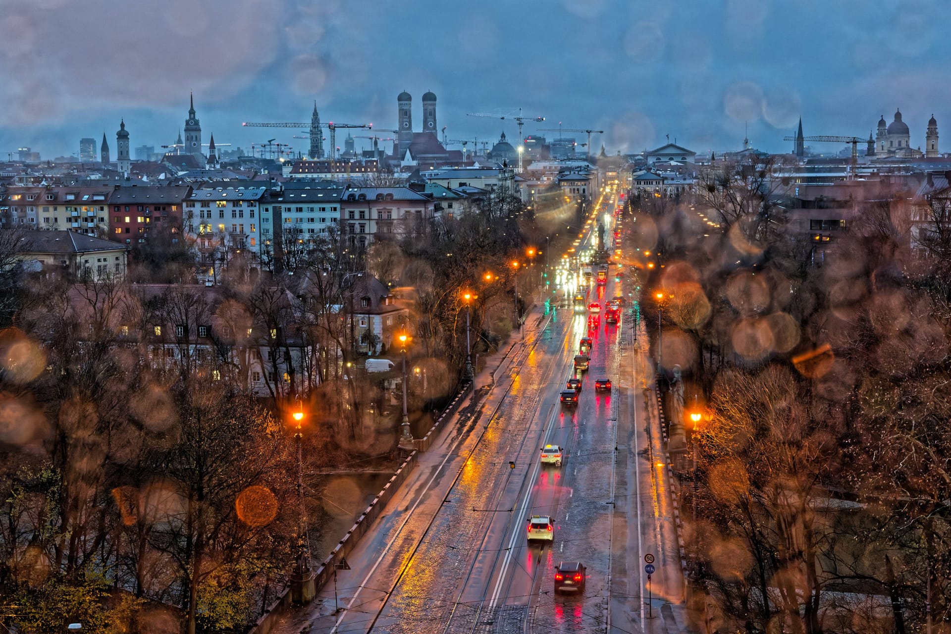 Blick auf München an einem Regentag (Archivbild): Im Tagesverlauf lässt der Regen etwas nach.