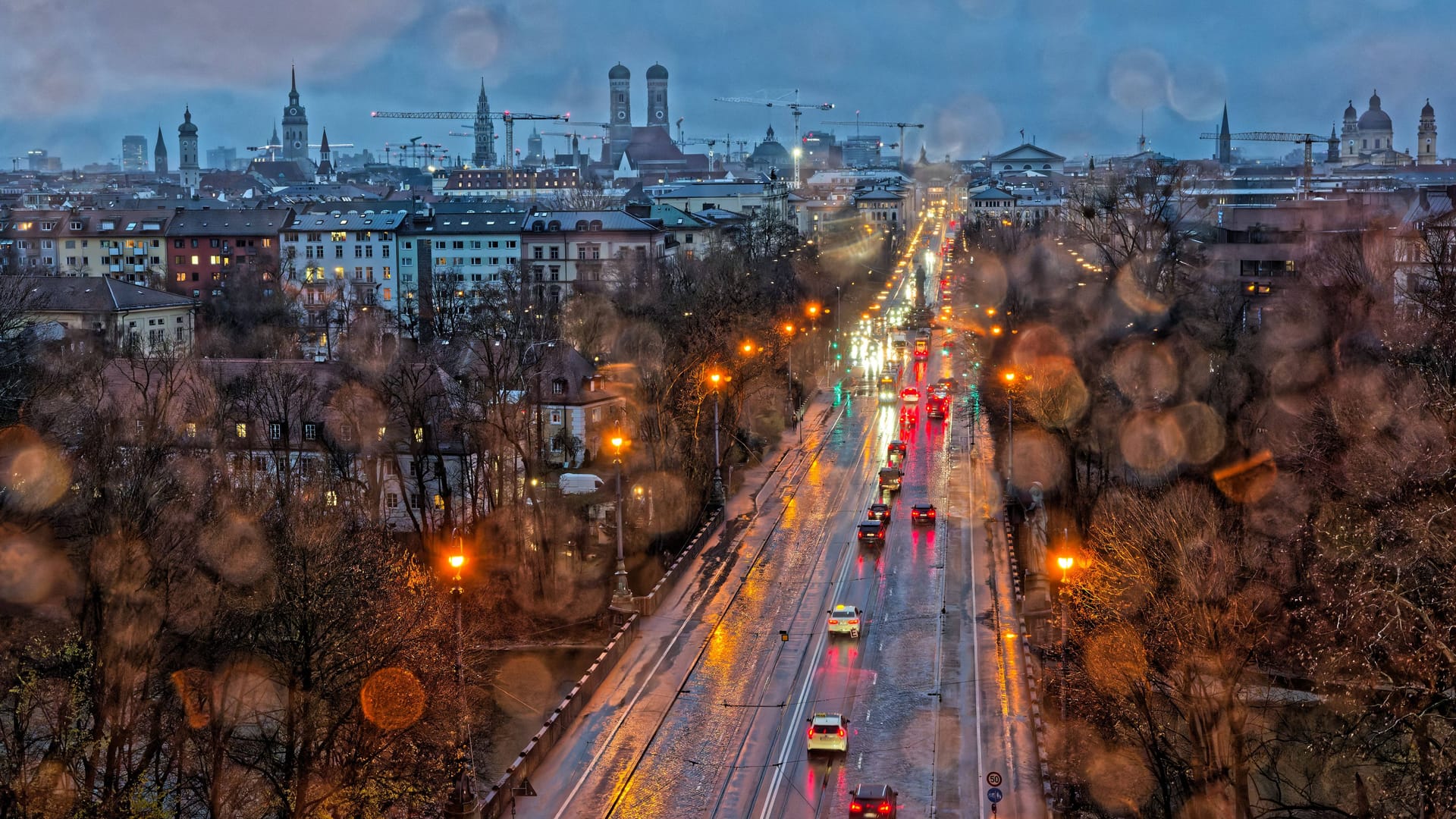 Blick auf München an einem Regentag (Archivbild): Im Tagesverlauf lässt der Regen etwas nach.