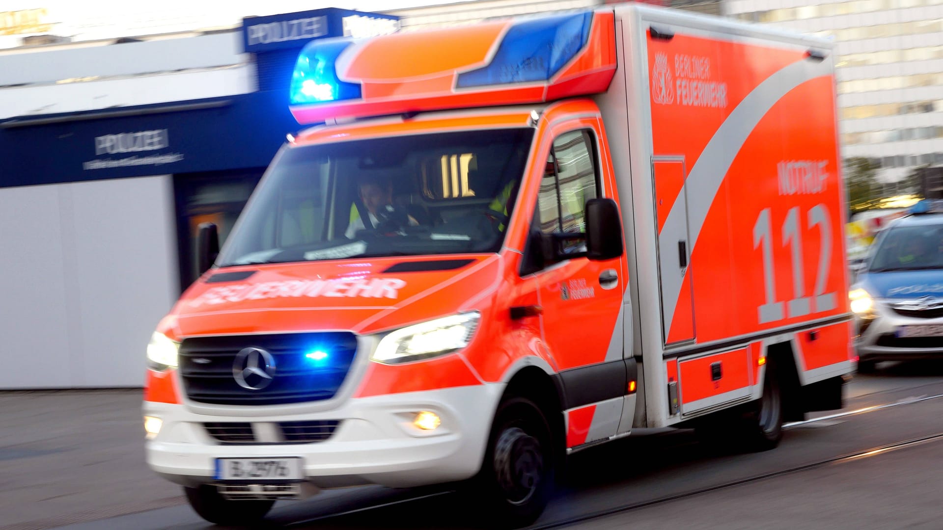 Die Feuerwehr im Einsatz (Symbolbild): Die Berliner Feuerwehr wurde am Montagmorgen in die Sulzfelder Straße alarmiert.