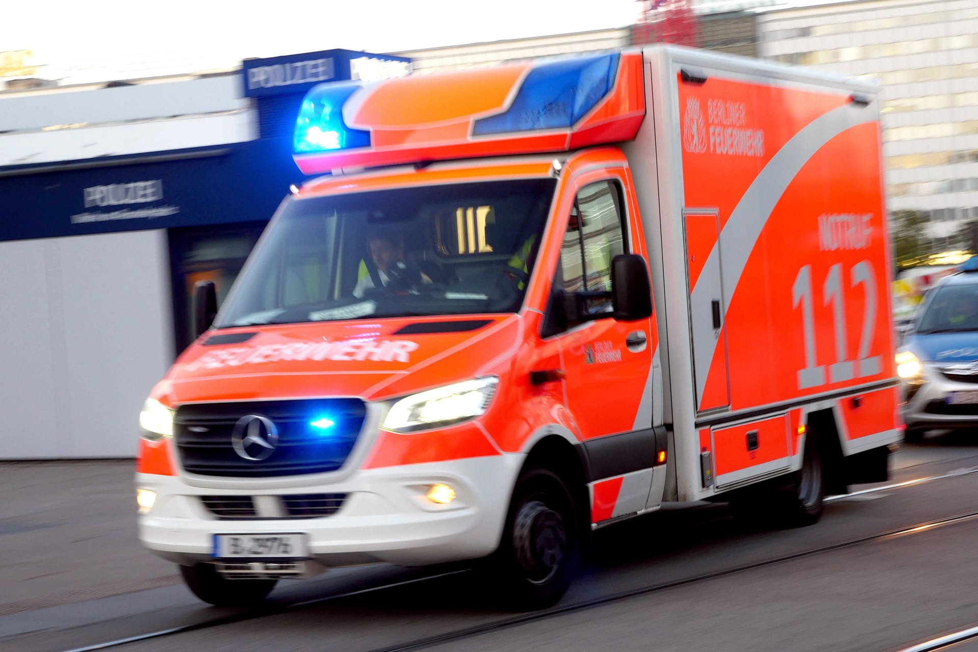 Die Feuerwehr im Einsatz (Symbolbild): Die Berliner Feuerwehr wurde am Montagmorgen in die Sulzfelder Straße alarmiert.