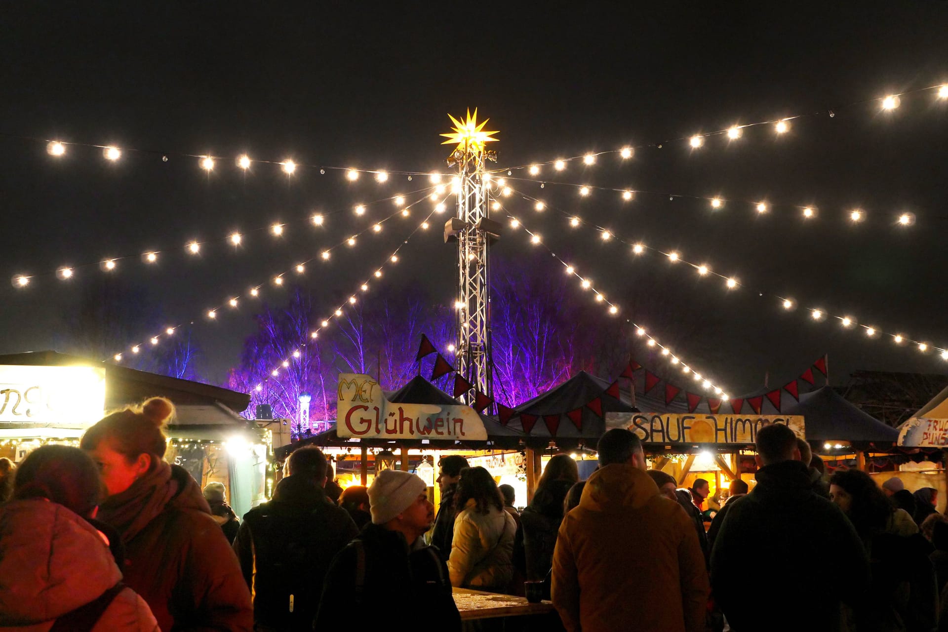 Der Historische Weihnachtsmarkt auf dem RAW-Gelände. (Archivfoto)