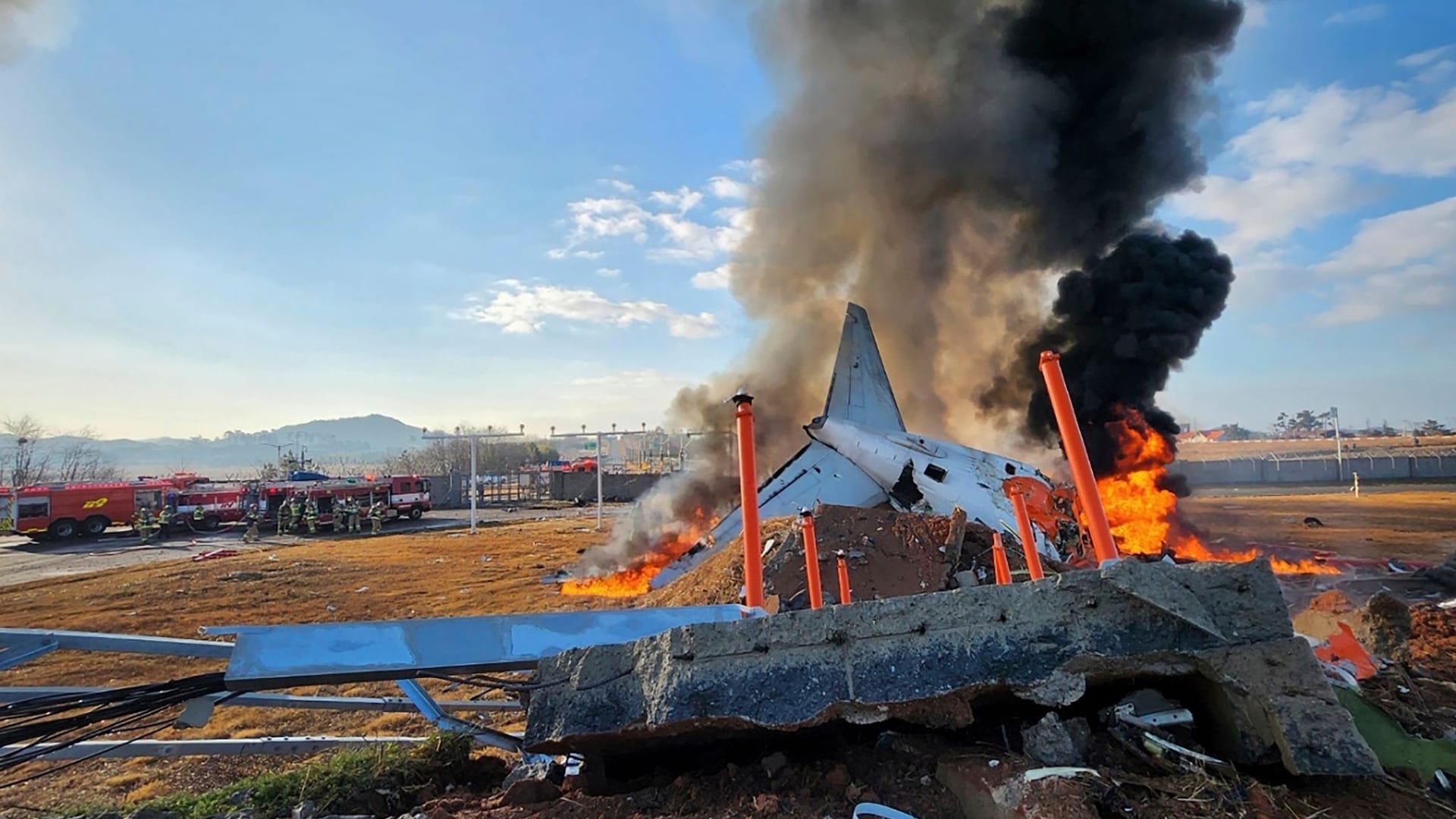 Die Reste des Passagierflugzeugs stehen in Flammen: Es war bei der Landung auf dem internationalen Flughafen Muan verunglückt.