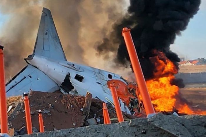 Die Reste des Passagierflugzeugs stehen in Flammen: Es war bei der Landung auf dem internationalen Flughafen Muan verunglückt.