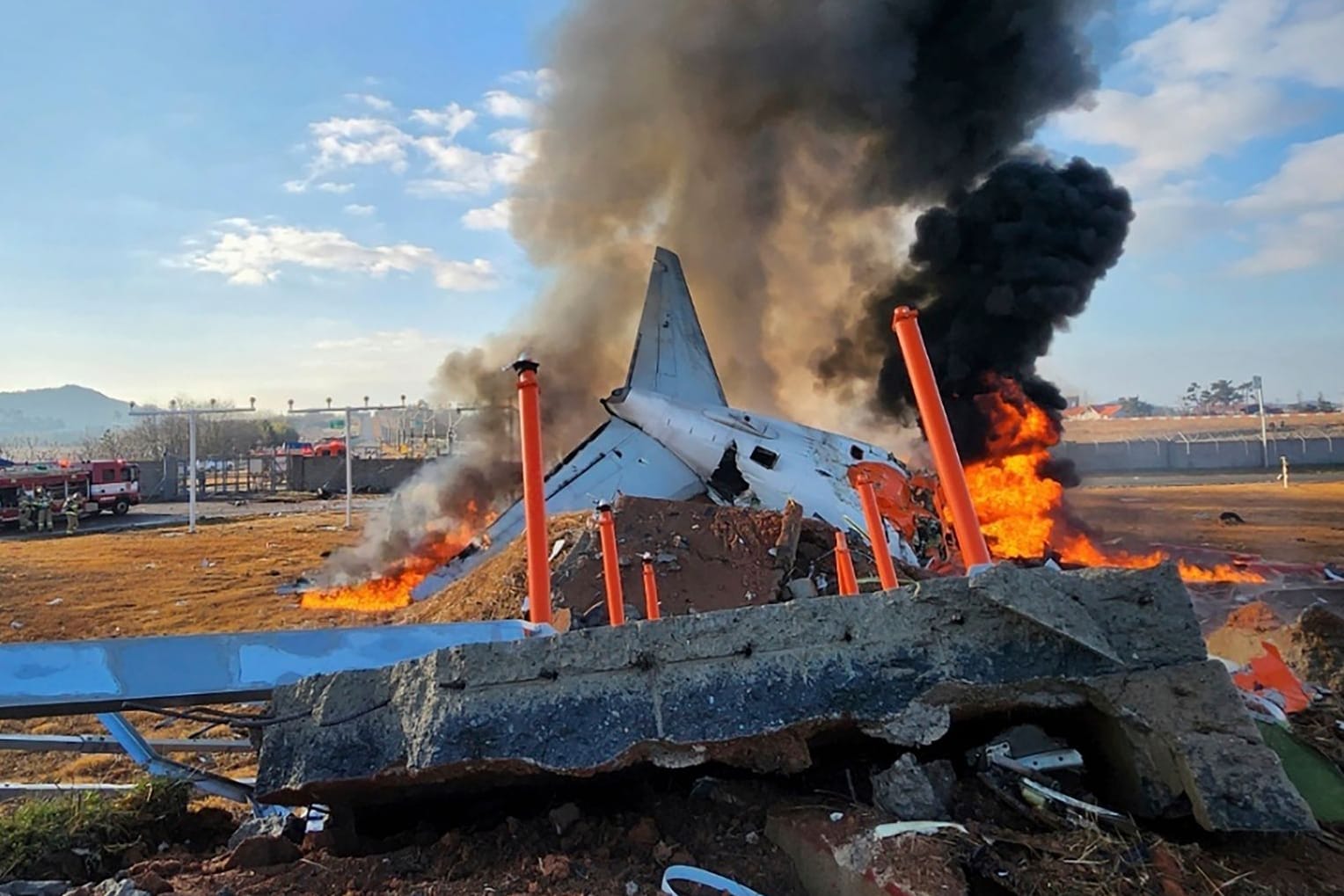 Die Reste des Passagierflugzeugs stehen in Flammen: Es war bei der Landung auf dem internationalen Flughafen Muan verunglückt.