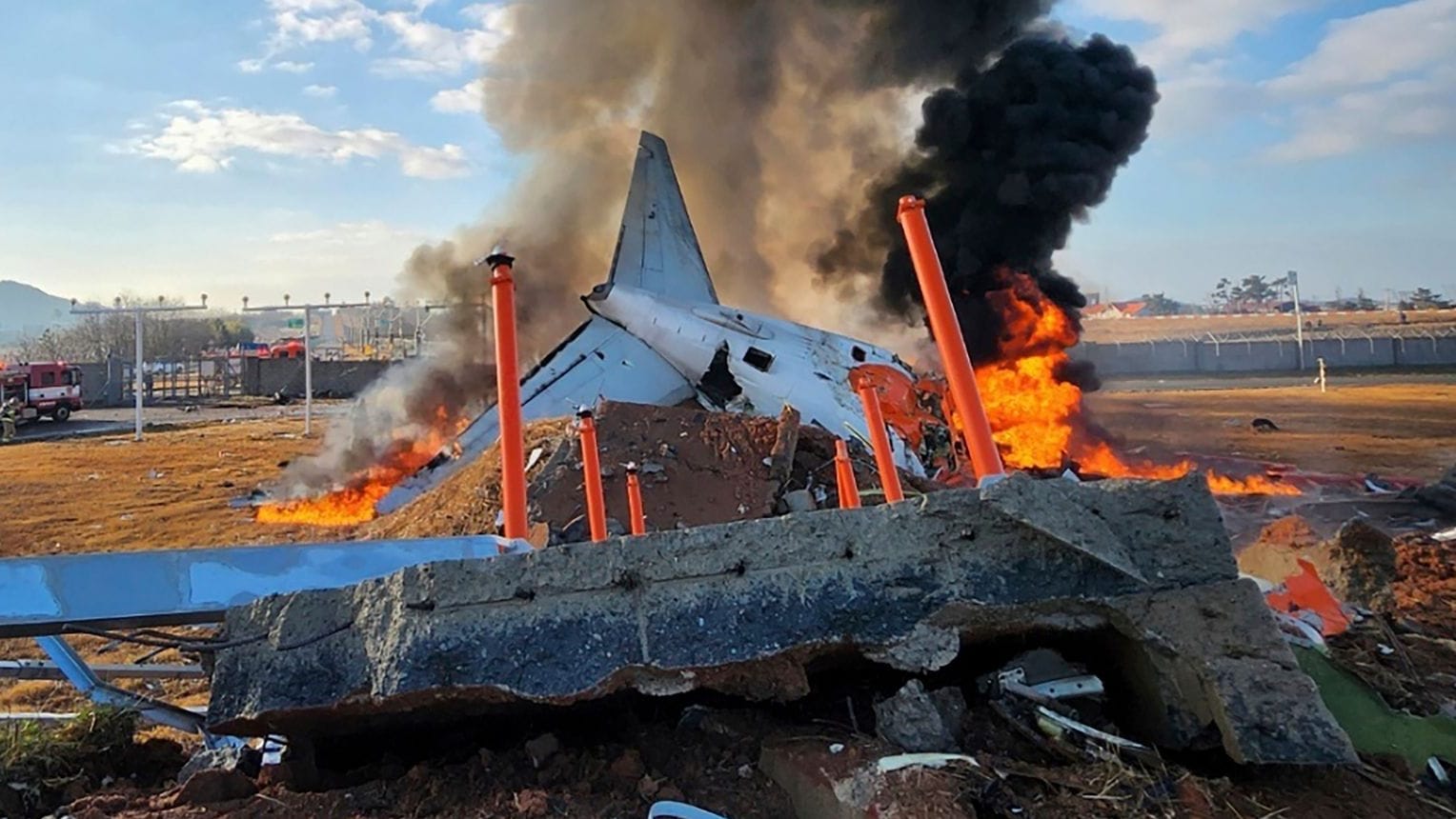 Die Reste des Passagierflugzeugs stehen in Flammen: Es war bei der Landung auf dem internationalen Flughafen Muan verunglückt.