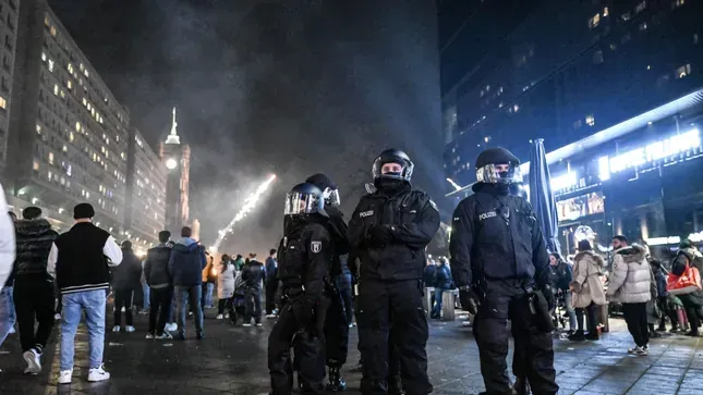 Die Polizei zum Jahreswechsel 2023/2024 am Alexanderplatz (Archivbild): Berlin bereitet sich auf Silvester vor.