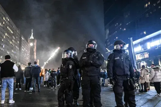 Die Polizei zum Jahreswechsel 2023/2024 am Alexanderplatz (Archivbild): Berlin bereitet sich auf Silvester vor.