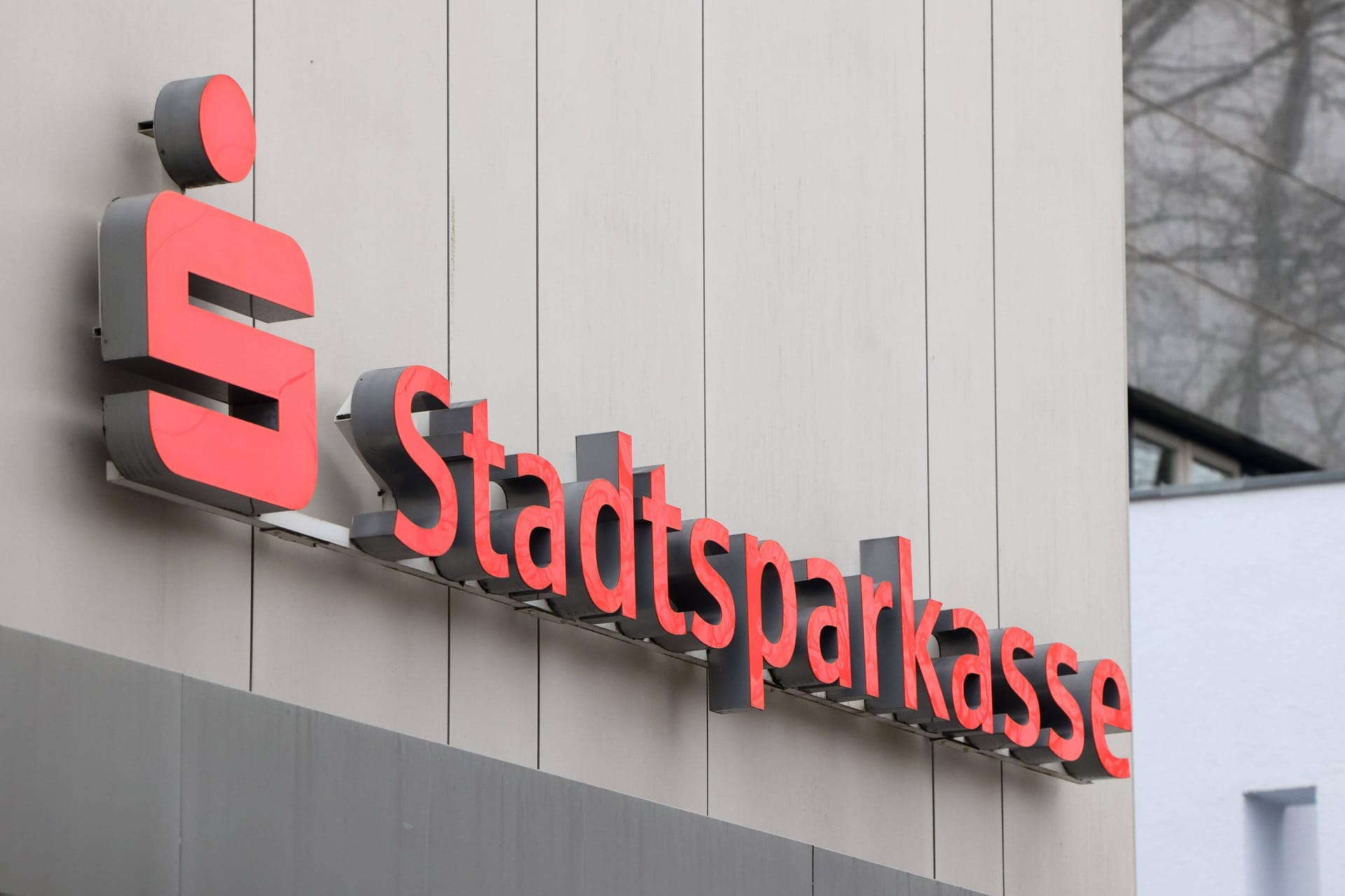 Logo einer Stadtsparkasse in München (Symbolbild): Spitzenreiter bei den Gehältern der Manager städtischer Unternehmen in München bleibt der Vorstandsvorsitzende der Stadtsparkasse, Ralf Fleischer.