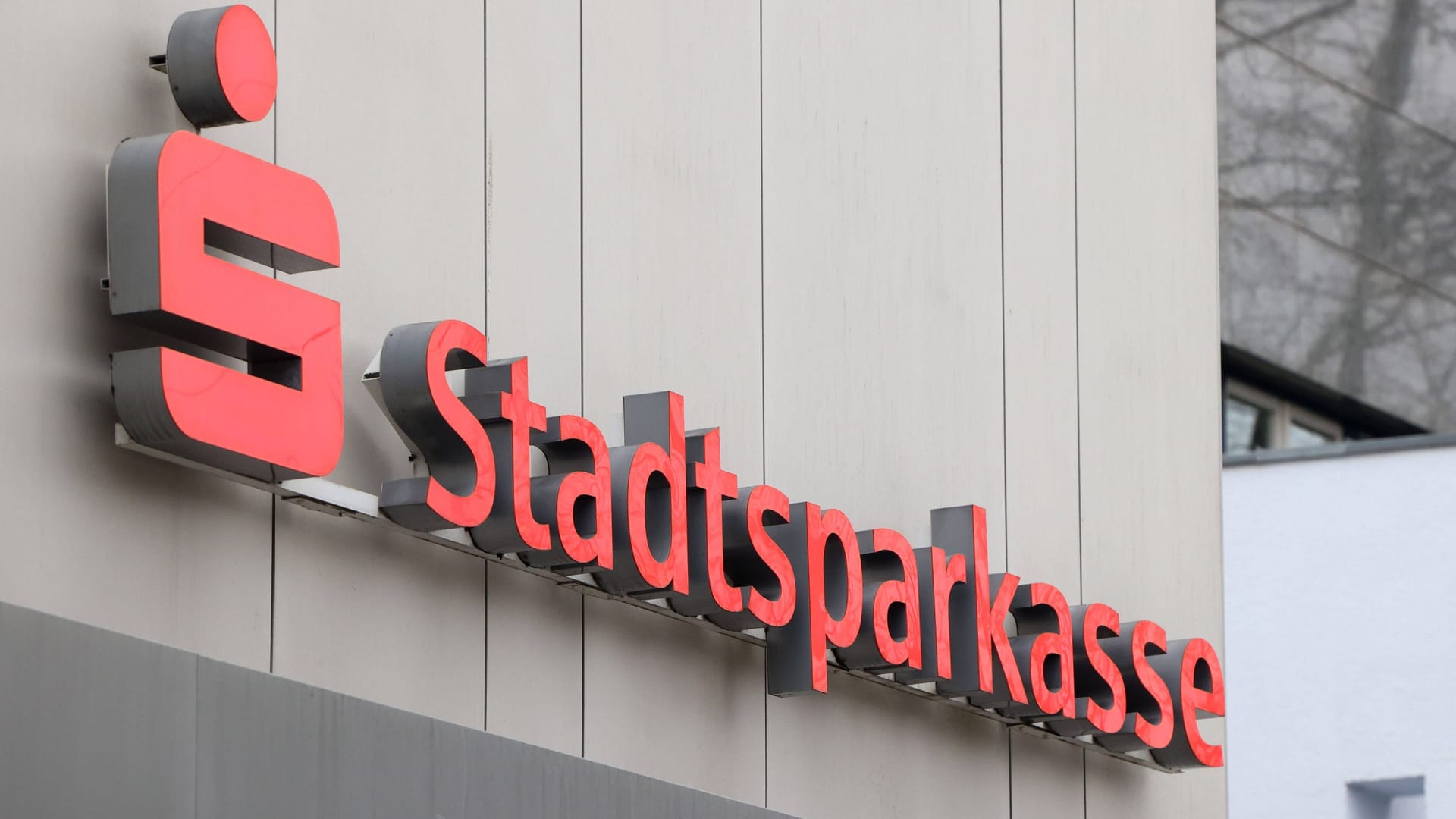 Logo einer Stadtsparkasse in München (Symbolbild): Spitzenreiter bei den Gehältern der Manager städtischer Unternehmen in München bleibt der Vorstandsvorsitzende der Stadtsparkasse, Ralf Fleischer.