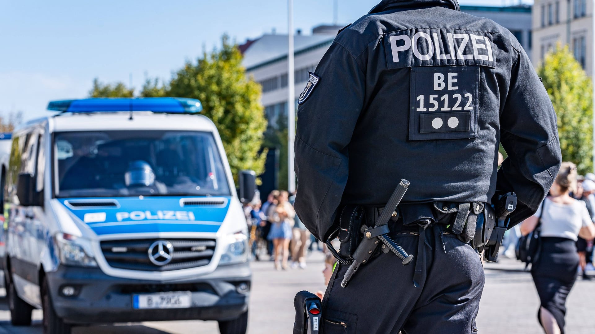 Ein Polizist im Einsatz (Archivbild): Gegen einen Beamten ist nun Anklage erhoben worden.