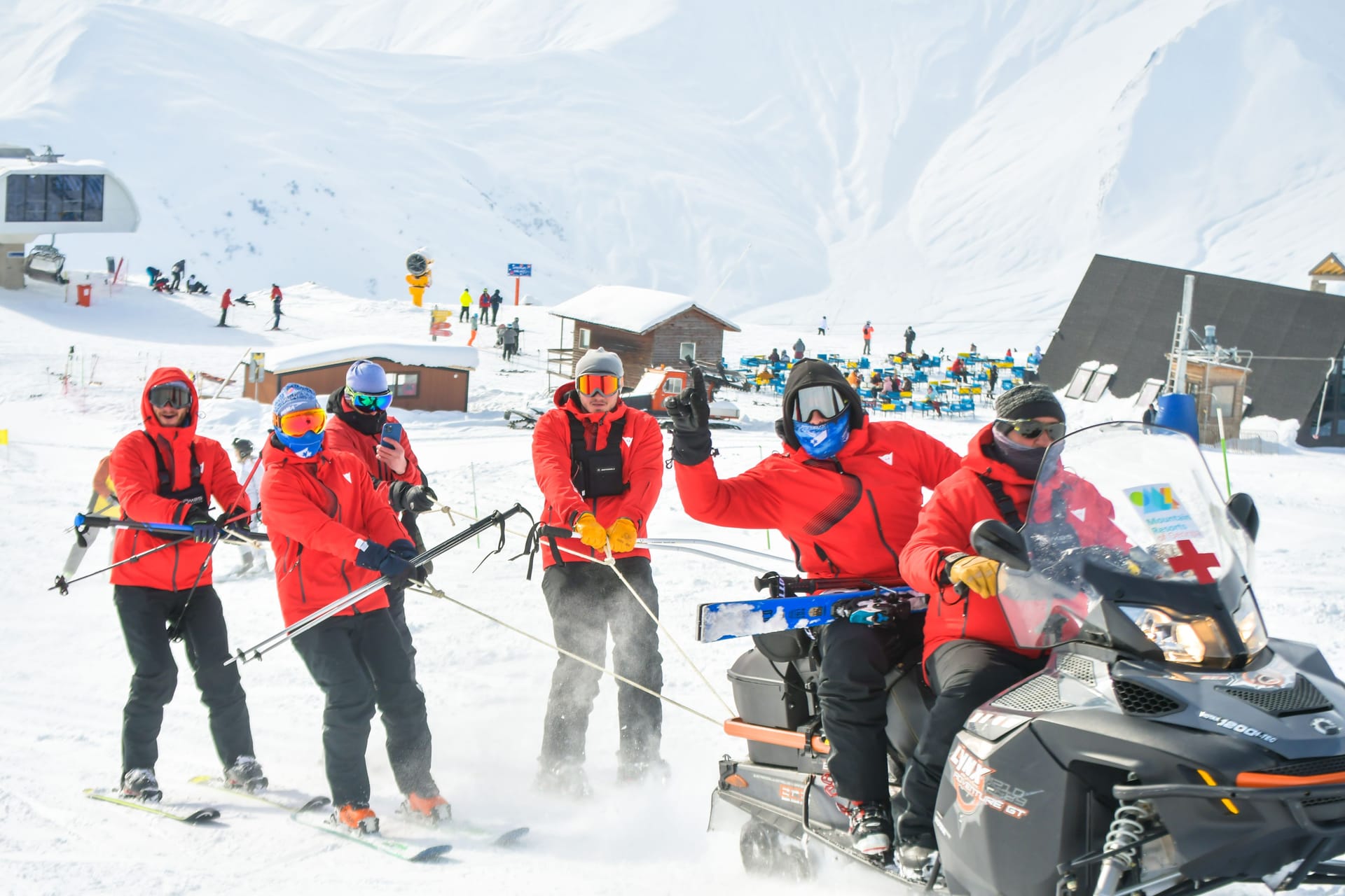 Retter im georgischen Skigebiet Gudauri (Archivbild): Die jetzt gefundenen Leichen lagen im Schlafbereich über einem Restaurant.